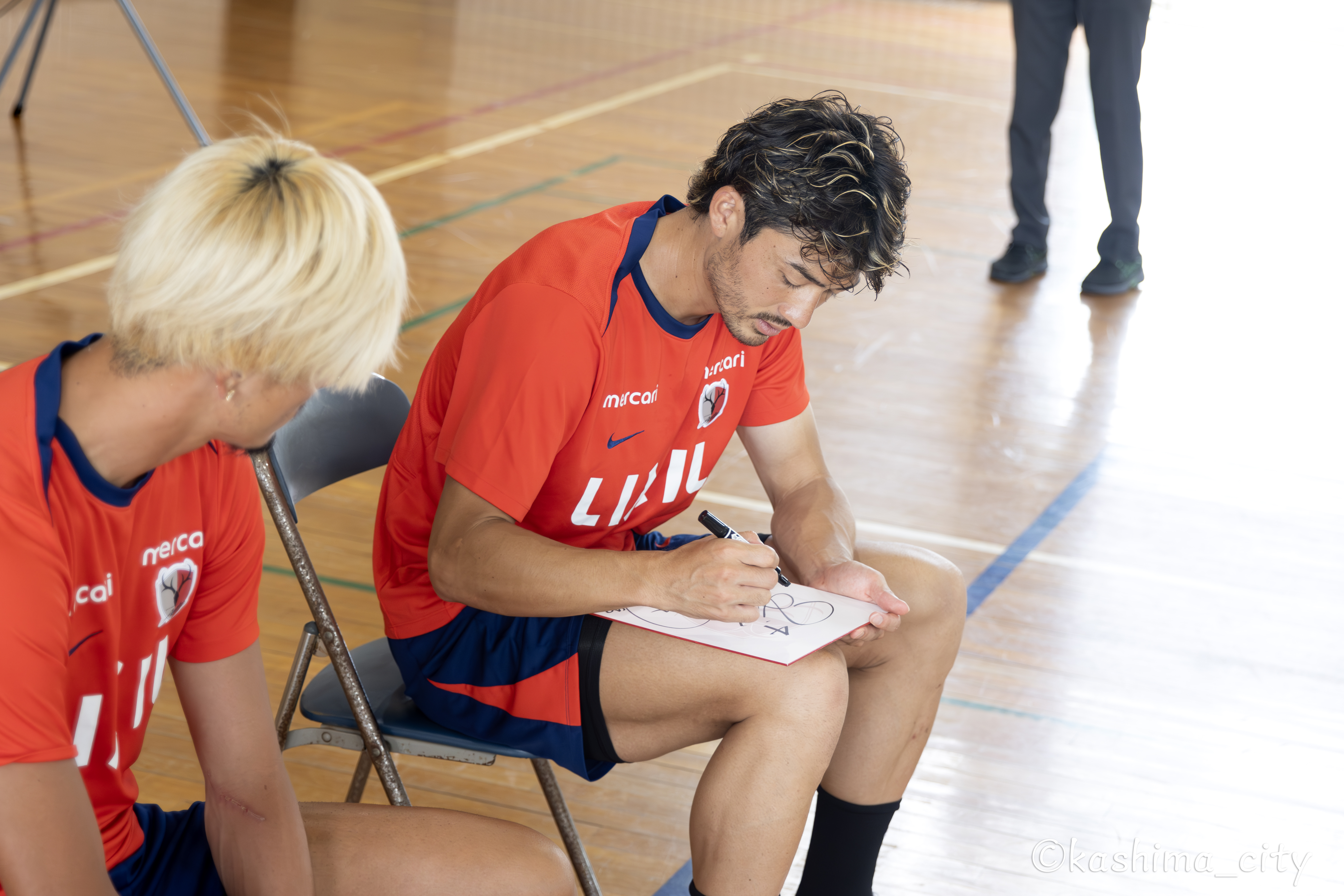 色紙にサインを書く千田選手