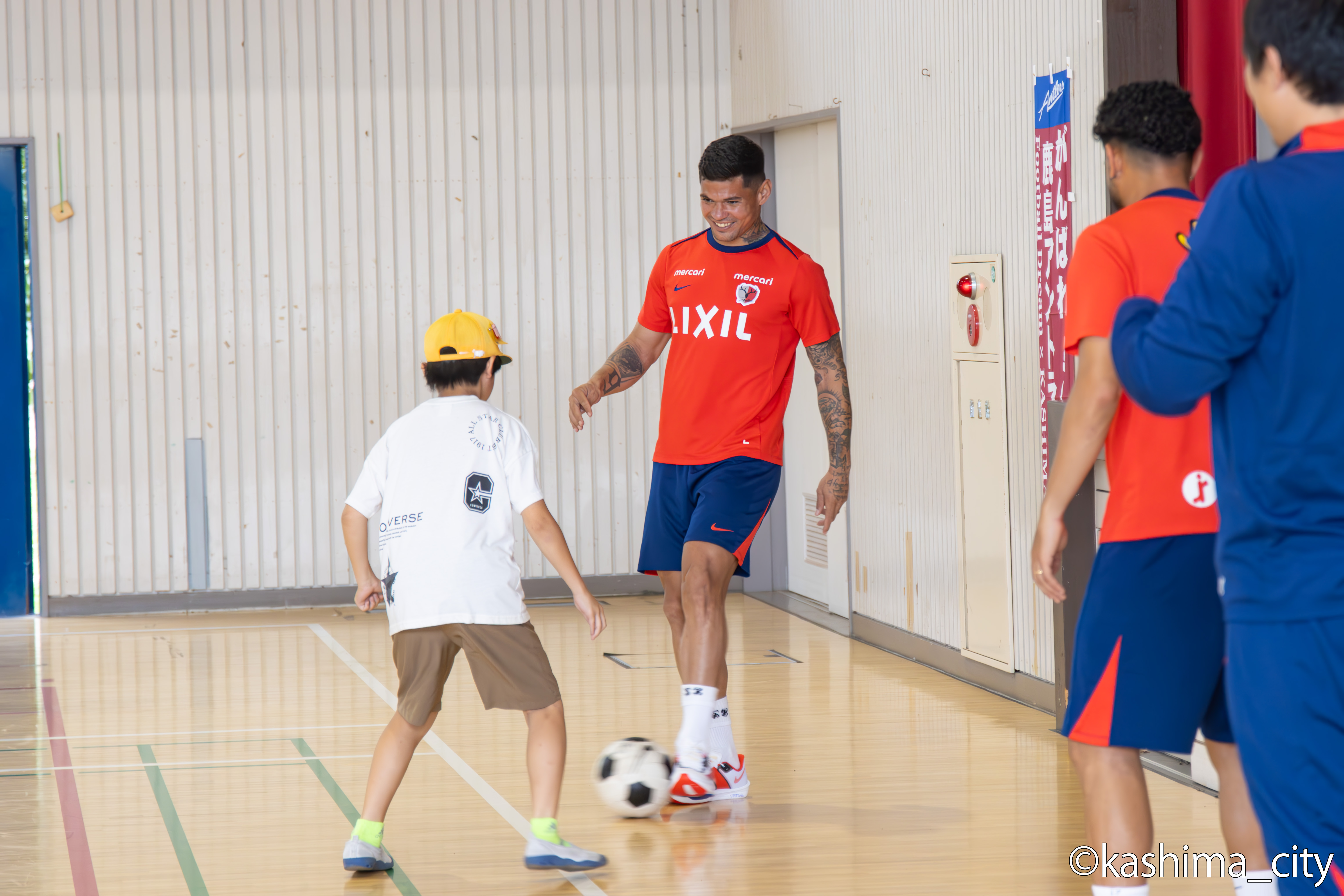 ボール回しをするレオ セアラ選手