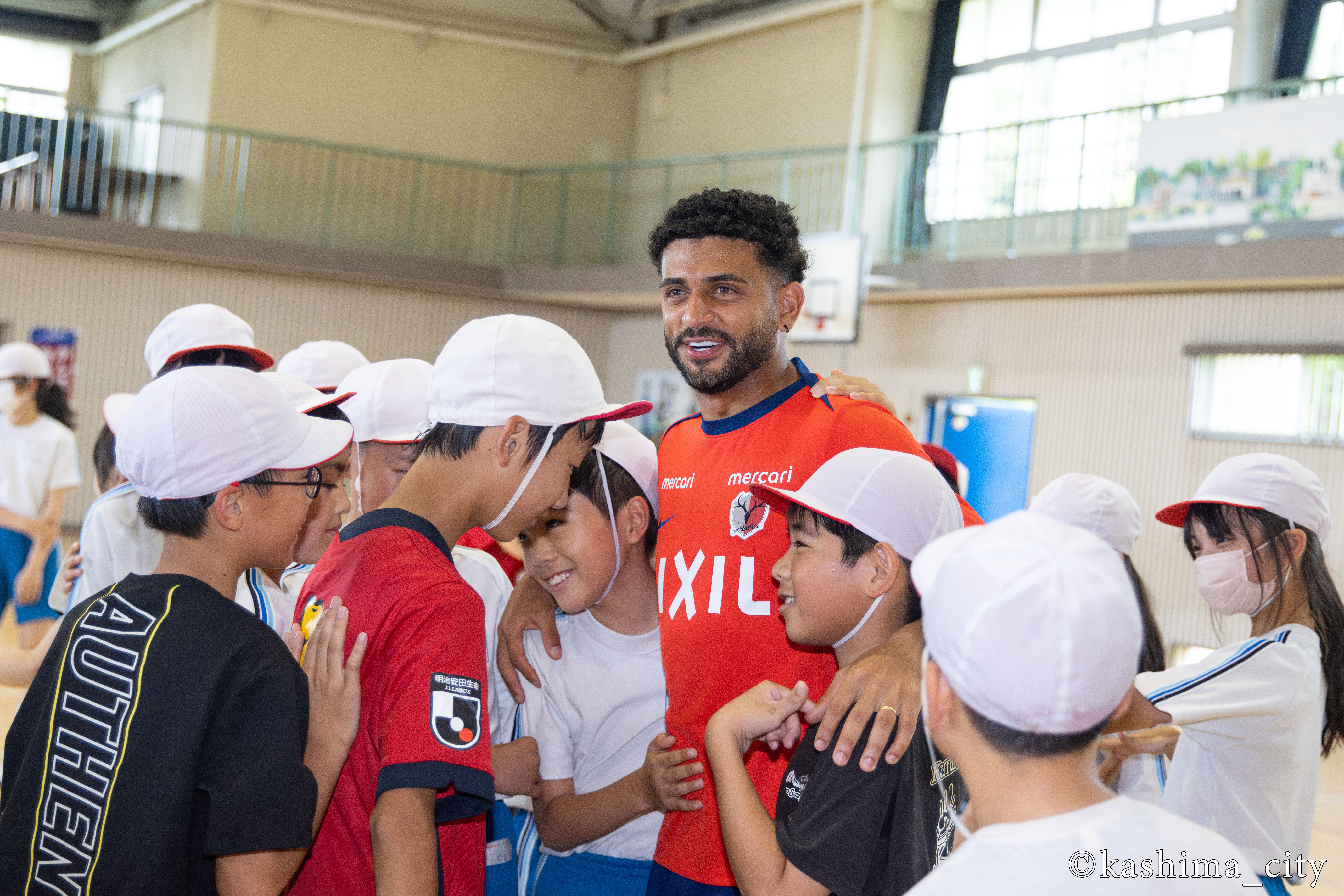 児童たちと喜ぶターレス選手