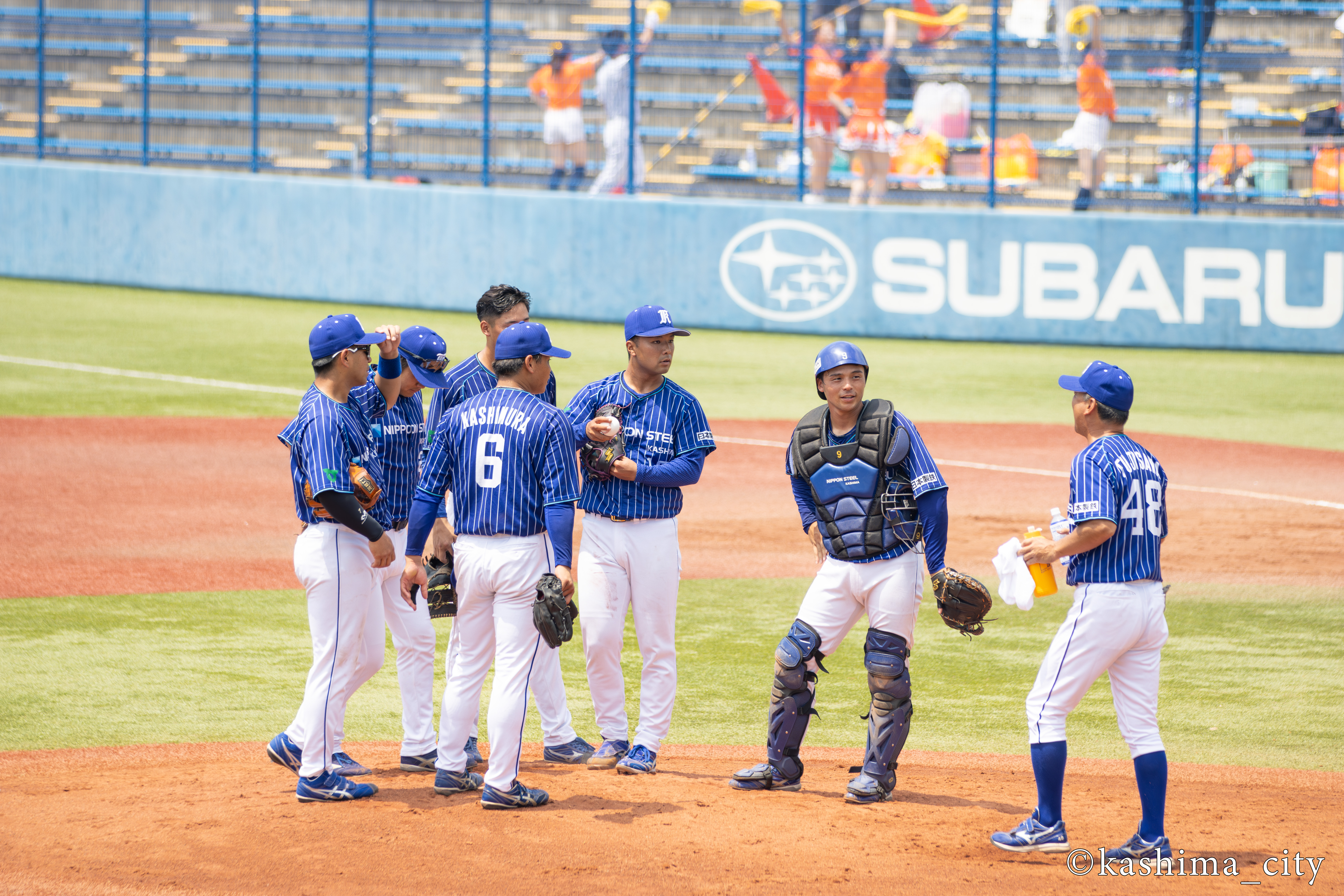 ピンチの場面でマウンドに選手が集まる