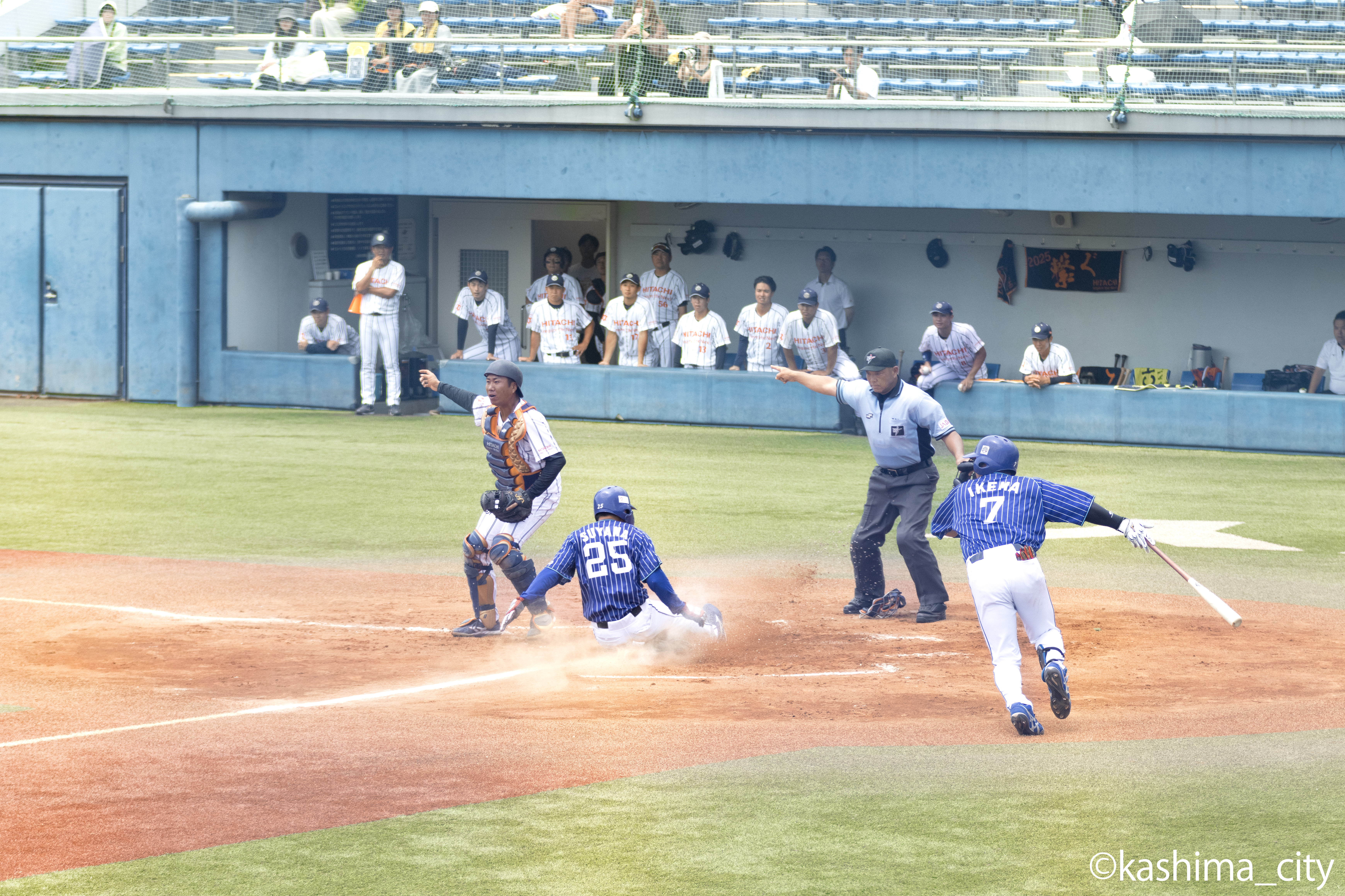 8回連打でランナーをため、池間選手がスクイズを決めて3点目のホームイン