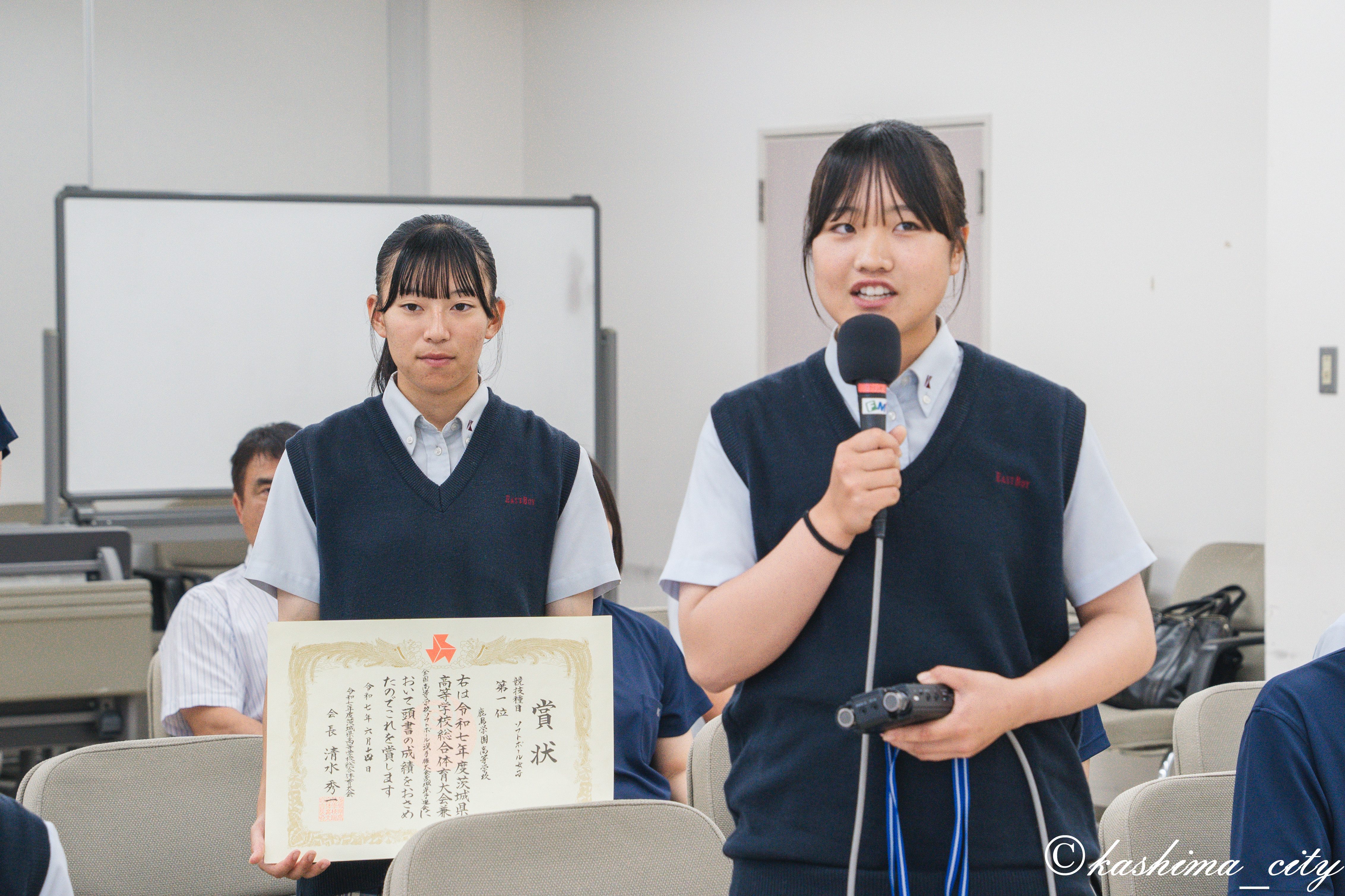 意気込みを語る女子ソフトボール部の選手