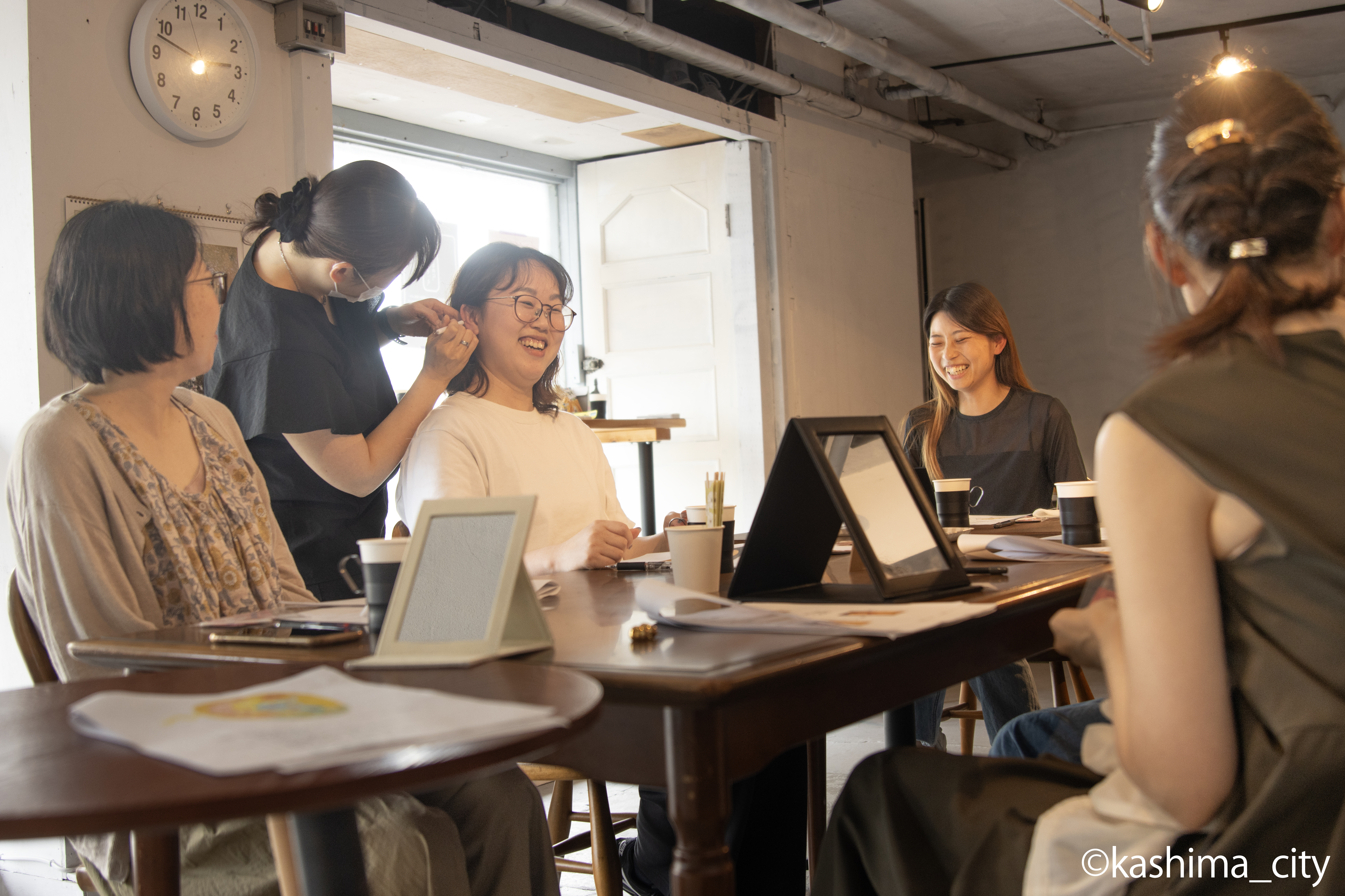 講師に耳のツボを押してもらう様子