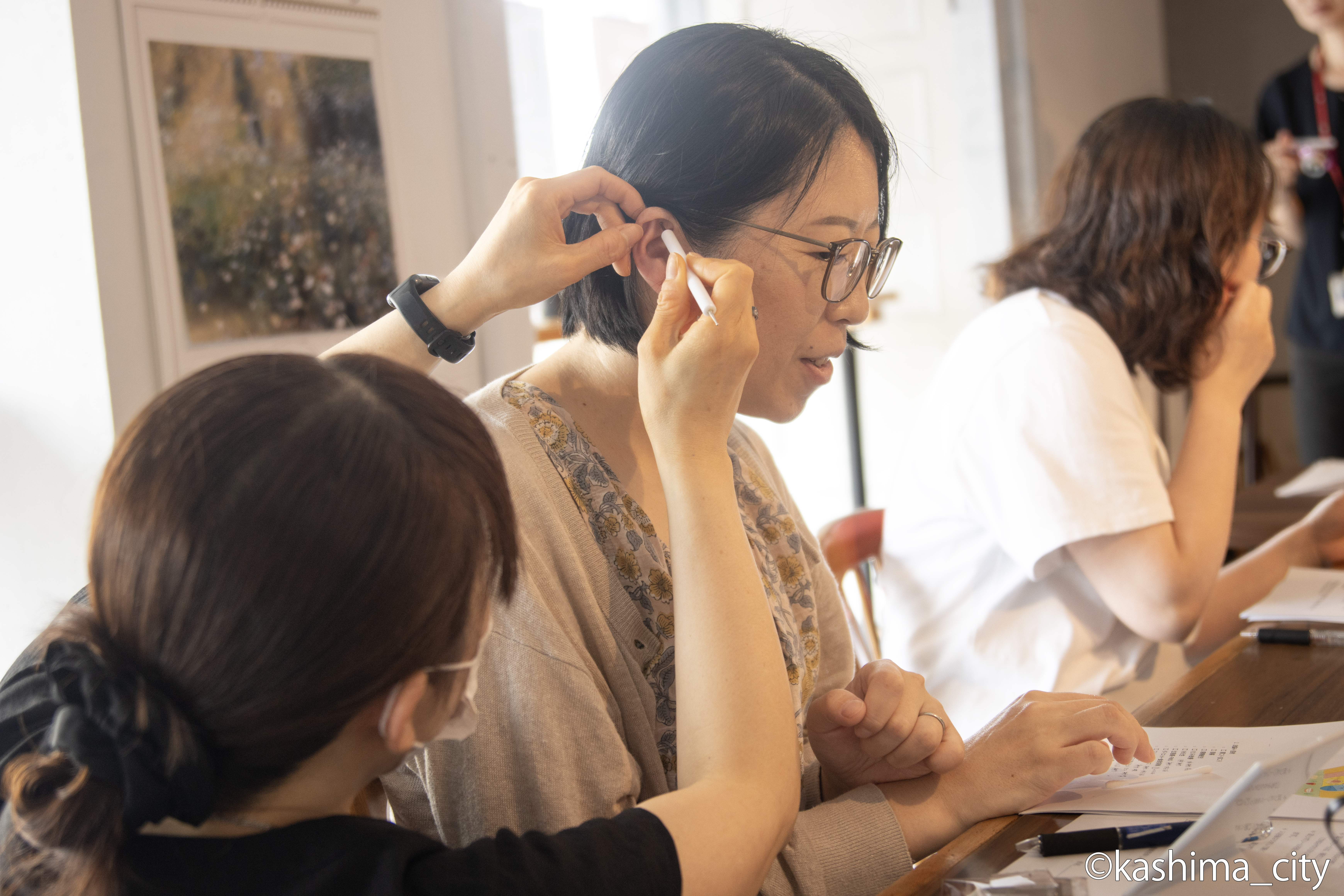 講師に耳ツボを押してもらう様子2