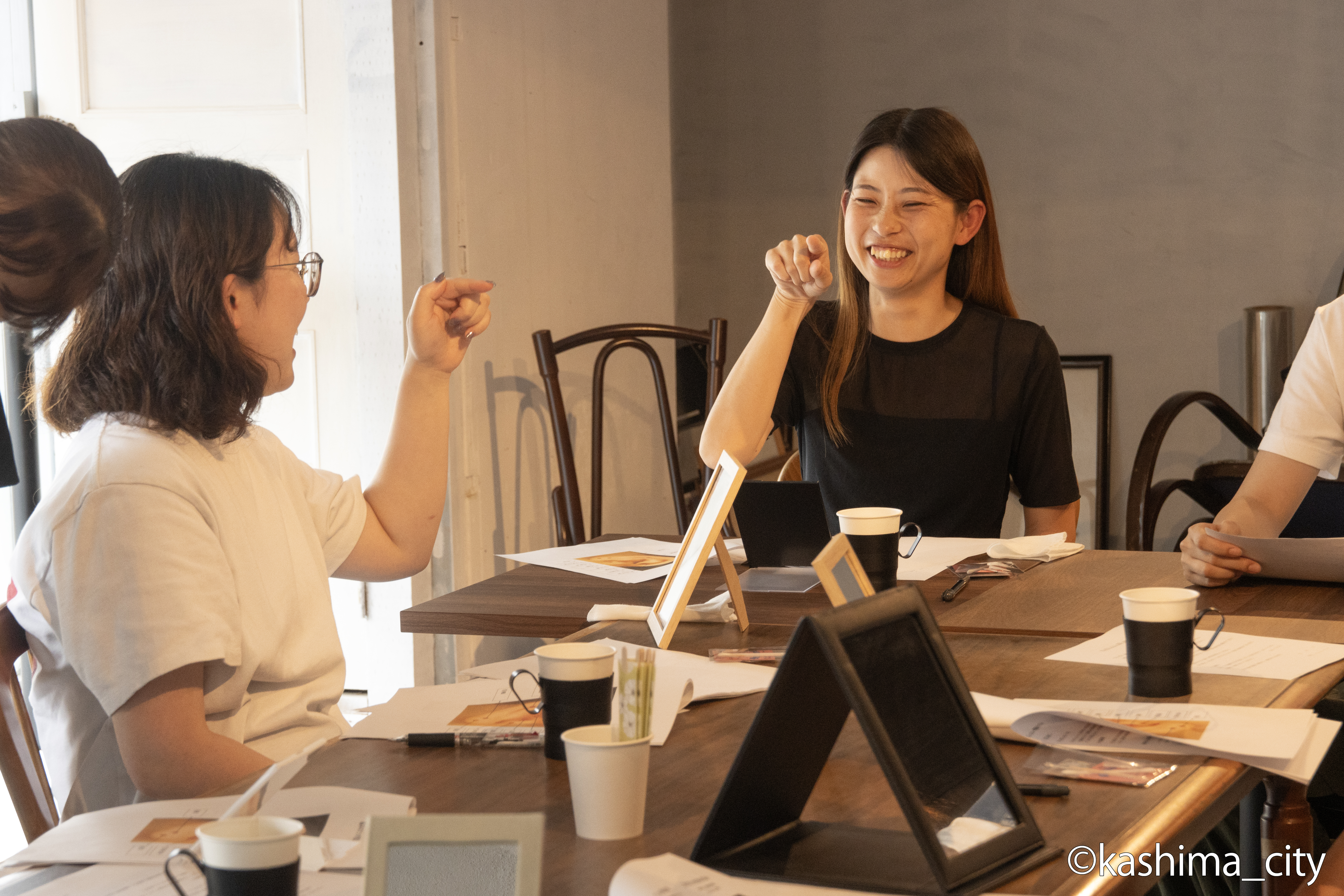 笑顔で交流を深める2人の女性