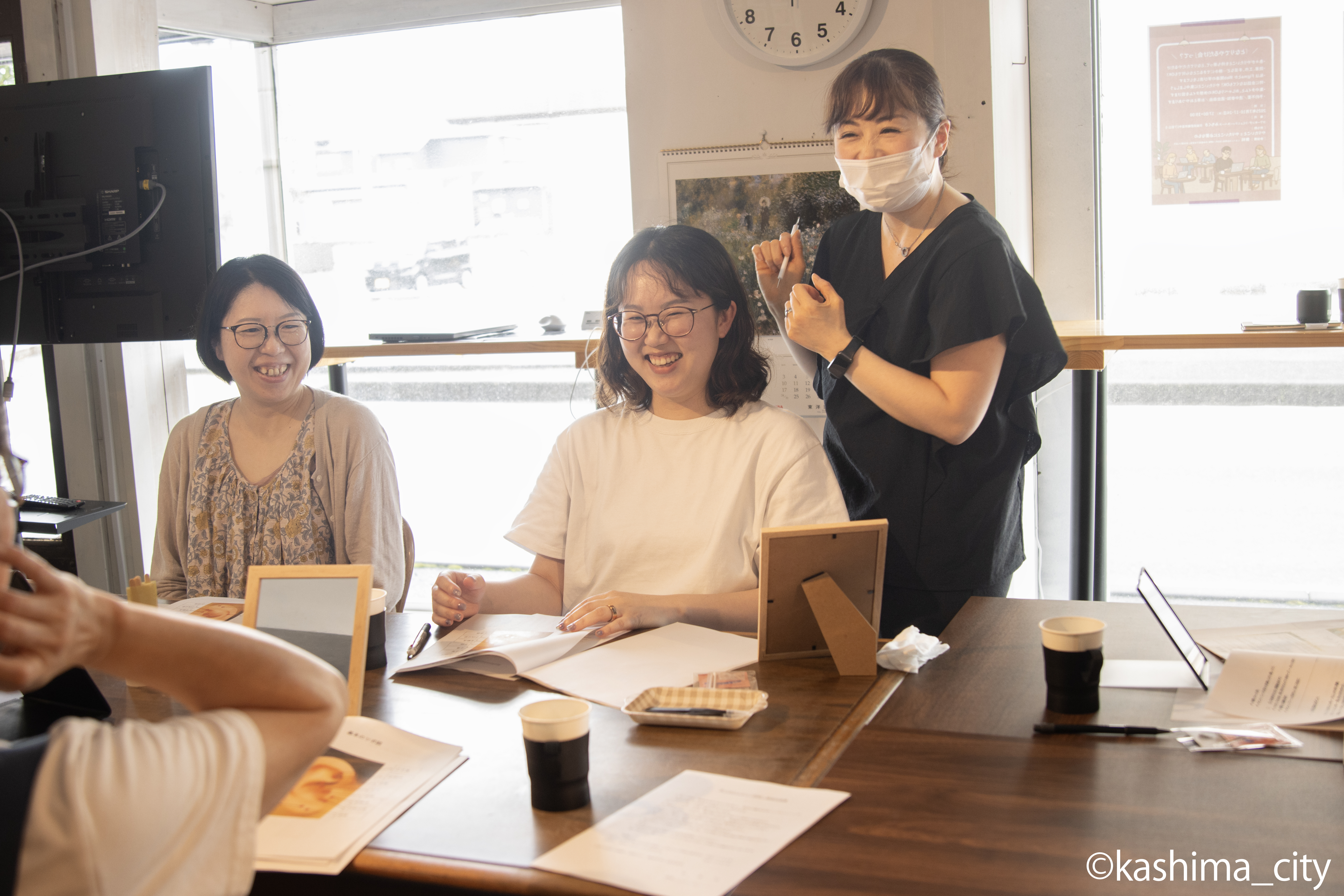 笑顔の講師と参加者の２人