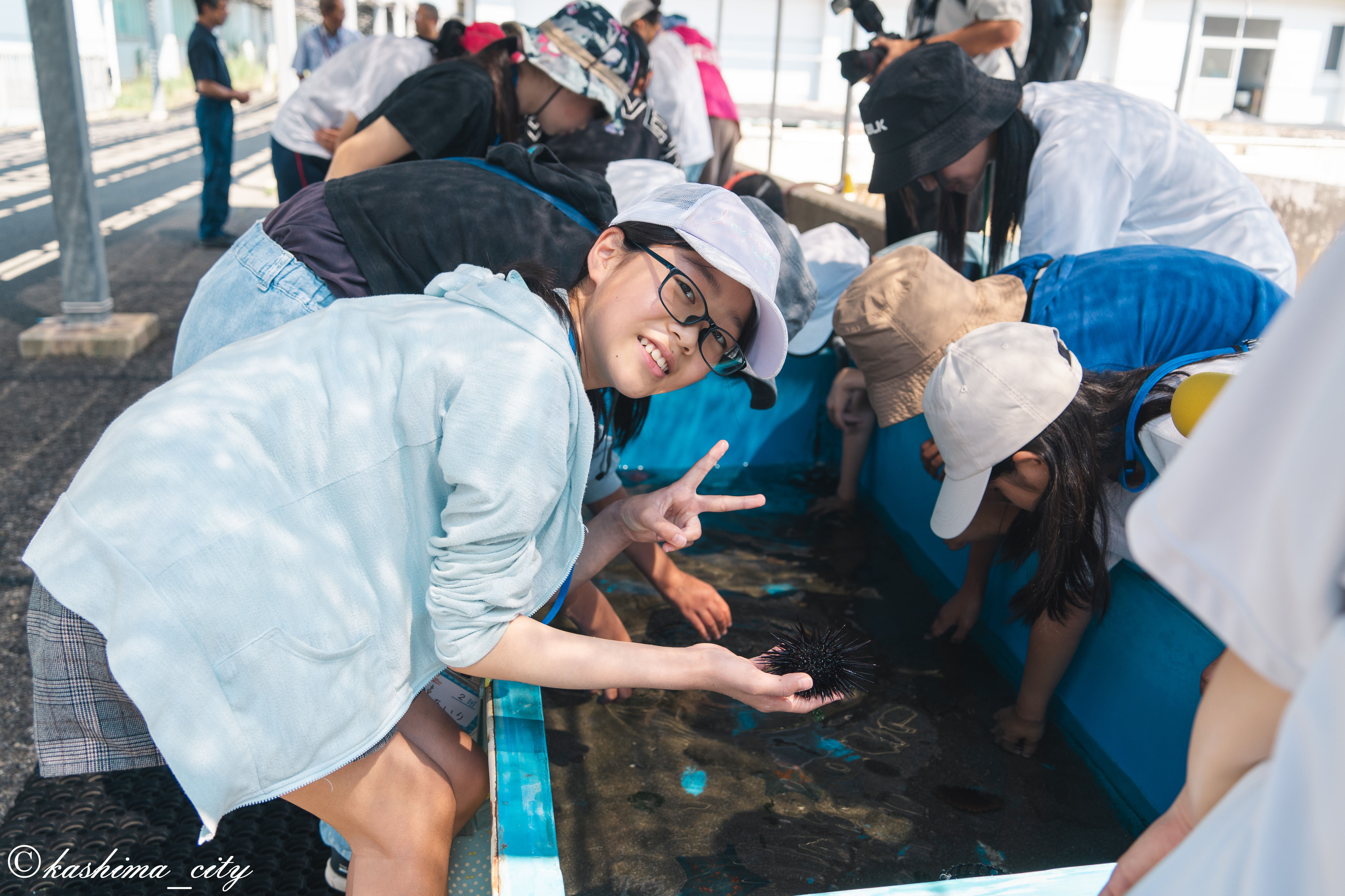 ウニをてにとる子ども