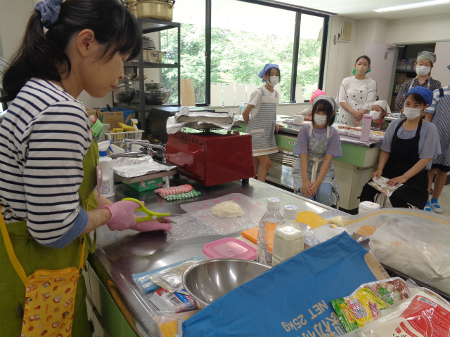 パン作りの見本を見る子どもたち