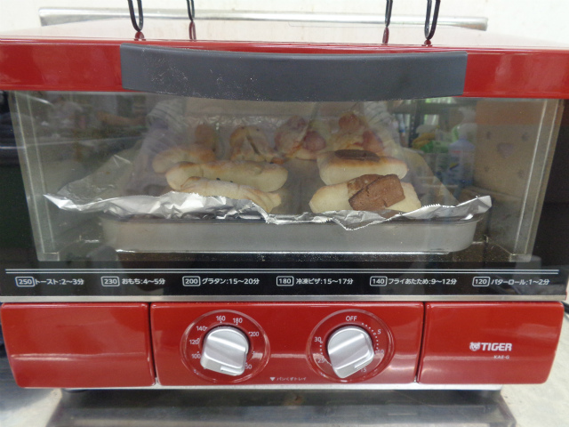 オーブンでパンを焼く