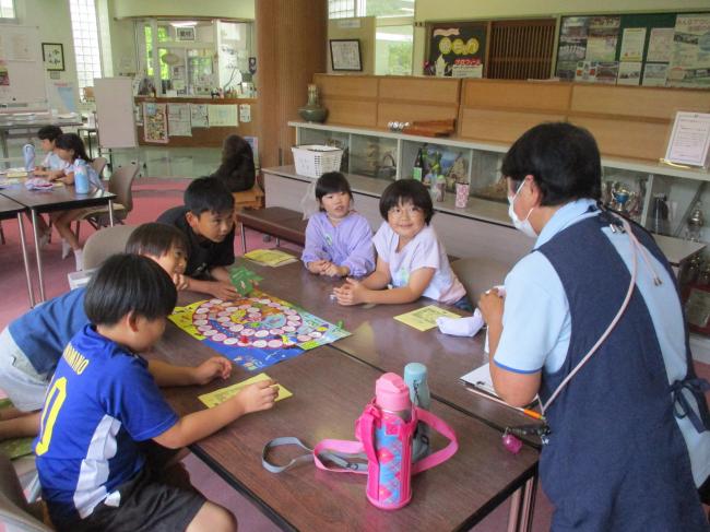 先生のお話しを真剣に聞く子ども達の様子です。