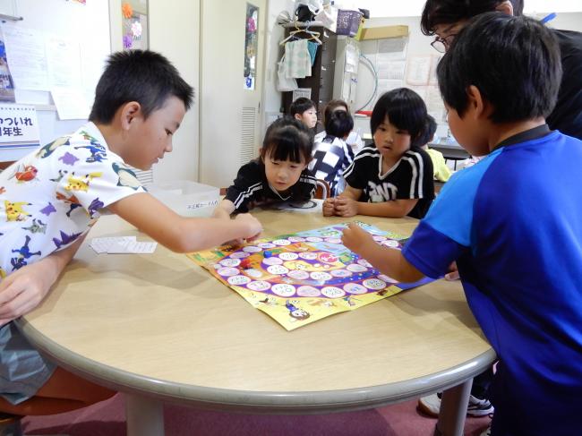 すごろくのコマを進めている様子です。