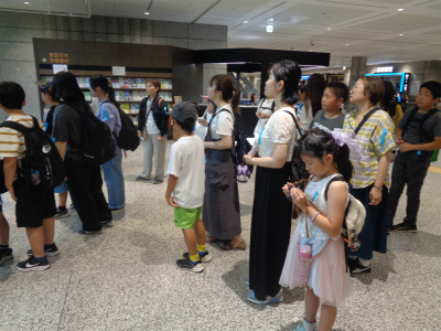 みんなで説明を聞く