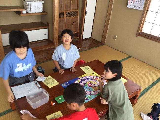 問題カードを引く子ども達の様子です。