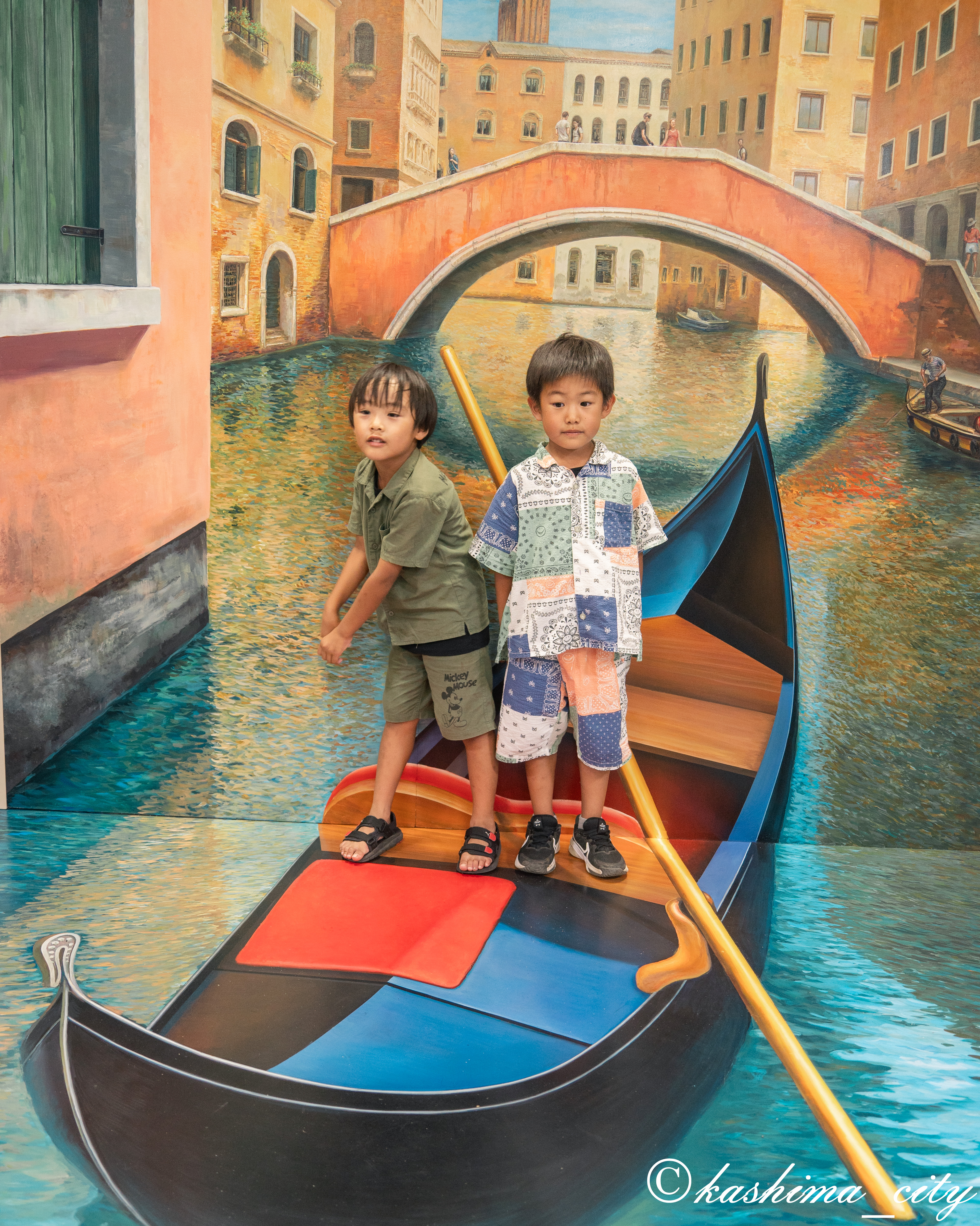 水上ゴンドラに乗っている様子のトリックアート