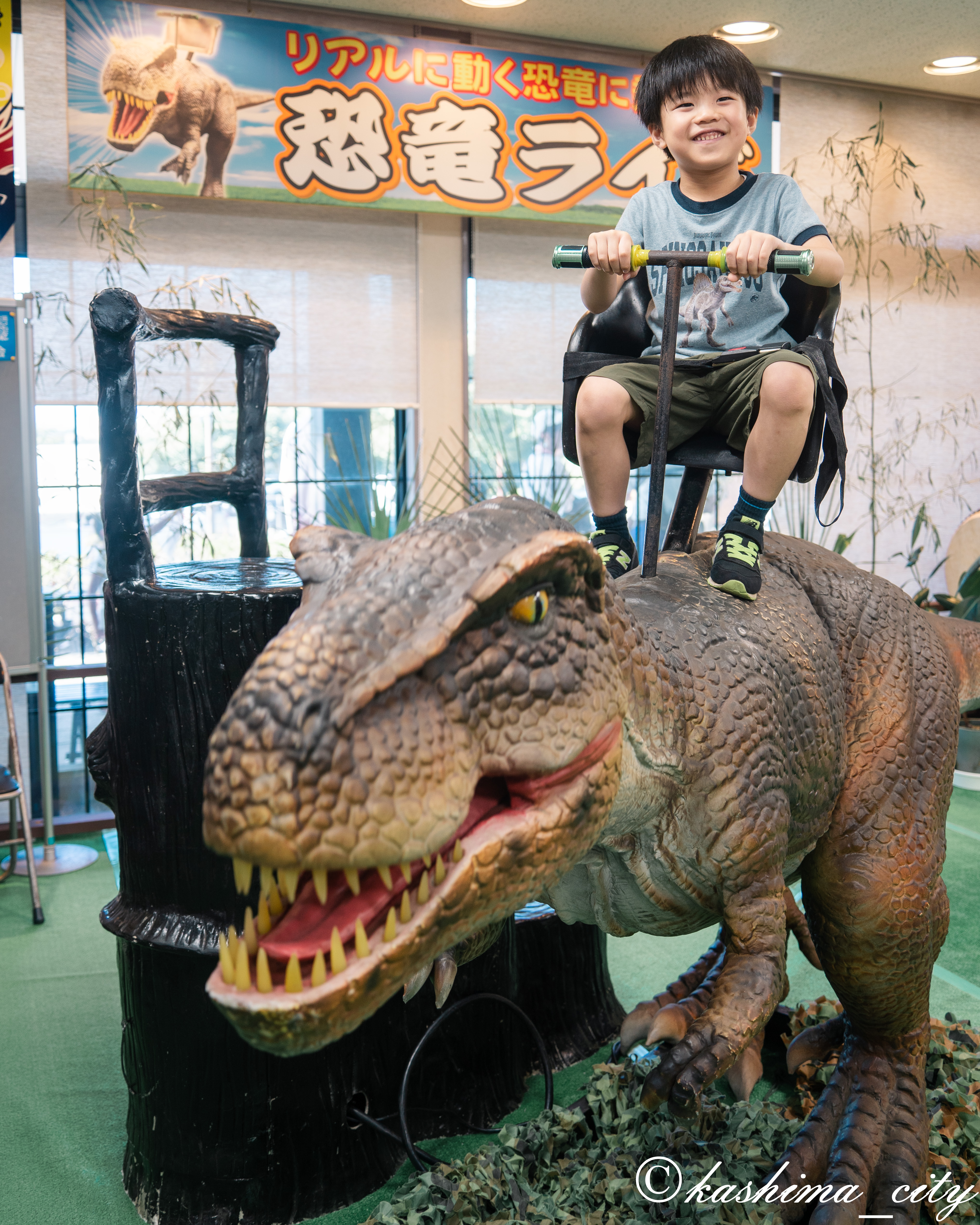 恐竜ライドを体験する男の子