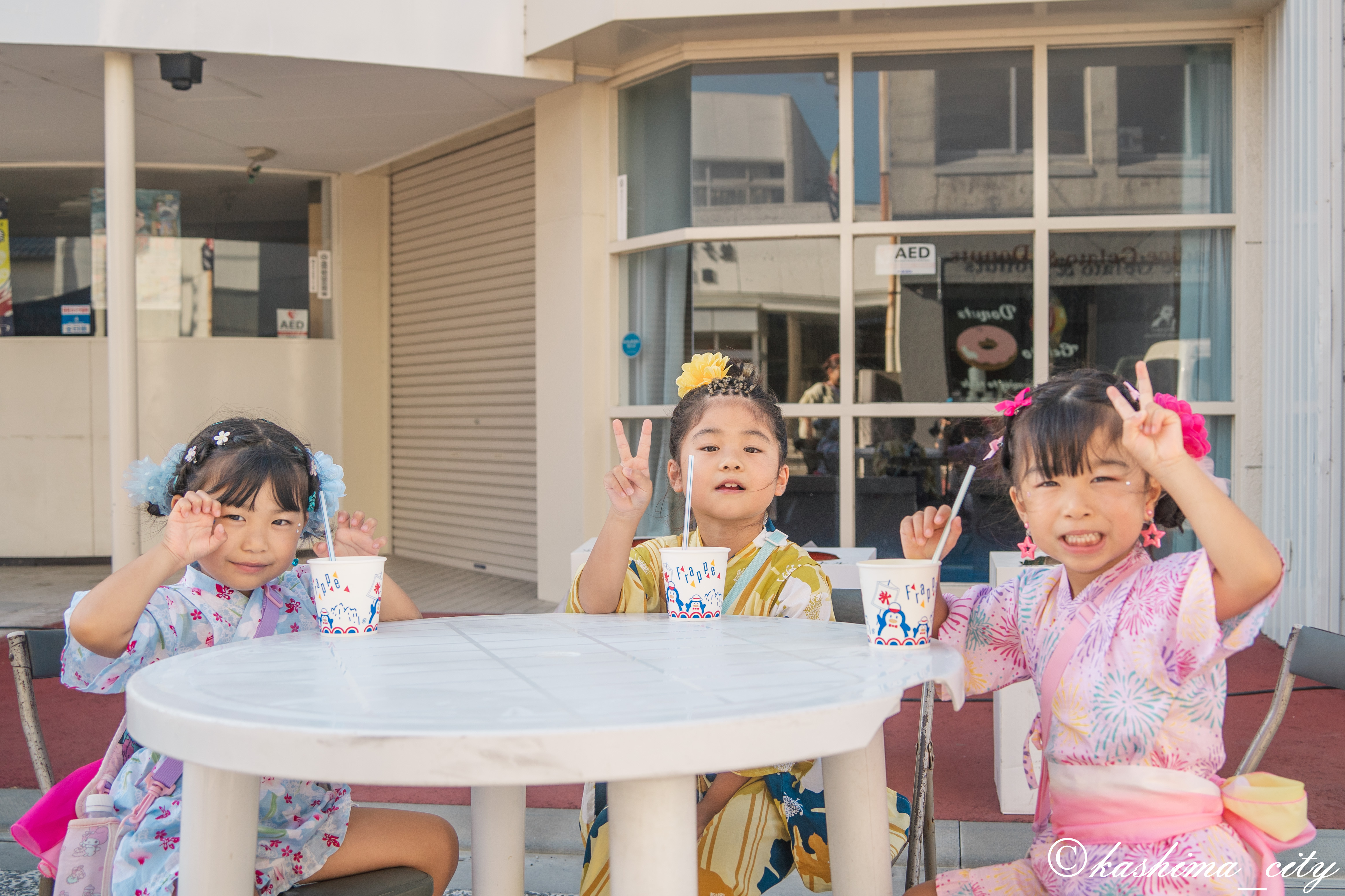 仲町歩行者天国でかき氷を食べる女の子たち