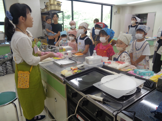 先生の説明を聞く親子