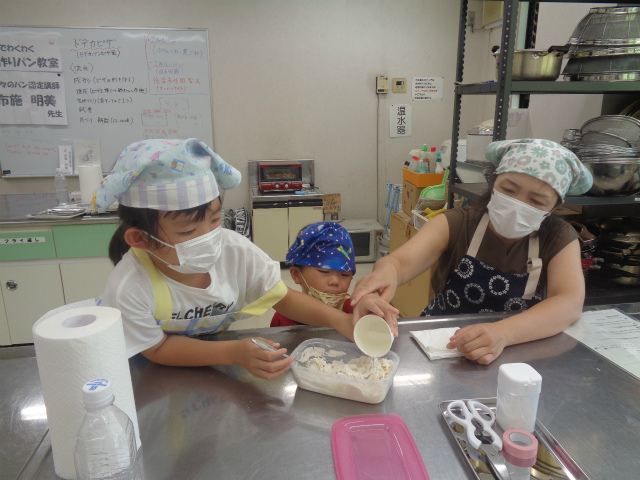 パン生地を混ぜる親子