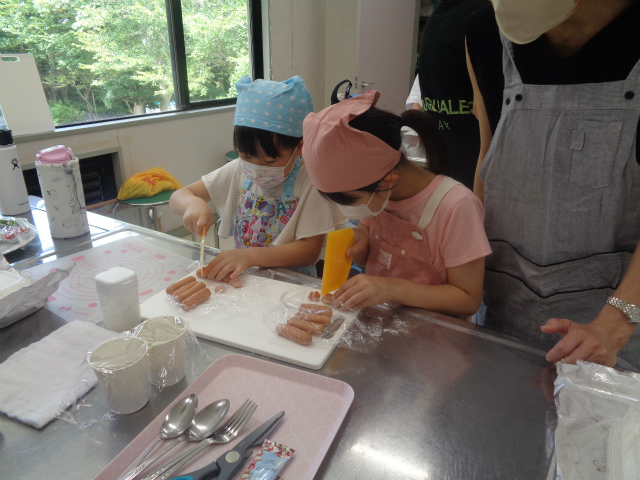 ソーセージを切る子どもたち