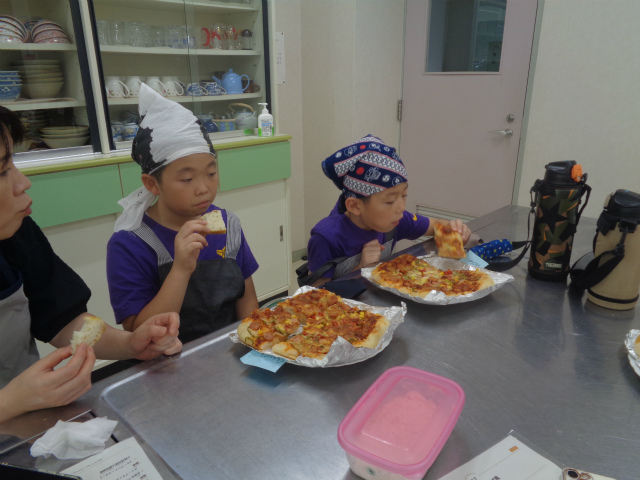 作ったピザパンを試食する兄弟