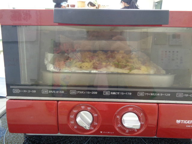 オーブンで焼けていくピザ