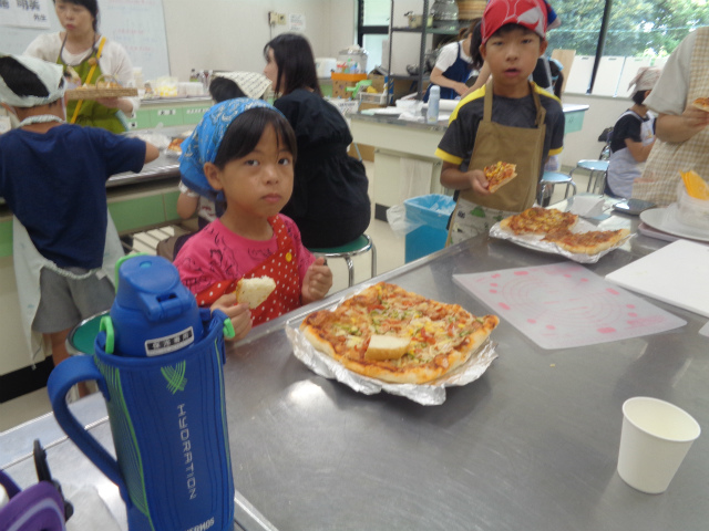 パンを試食する子どもたち