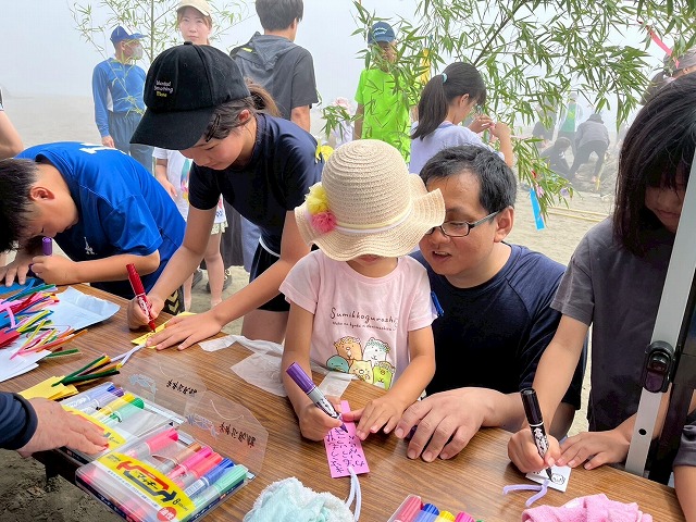 短冊記入の様子