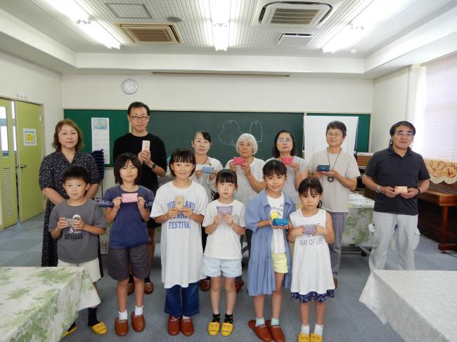 完成した小物を持って集合写真を撮りました。