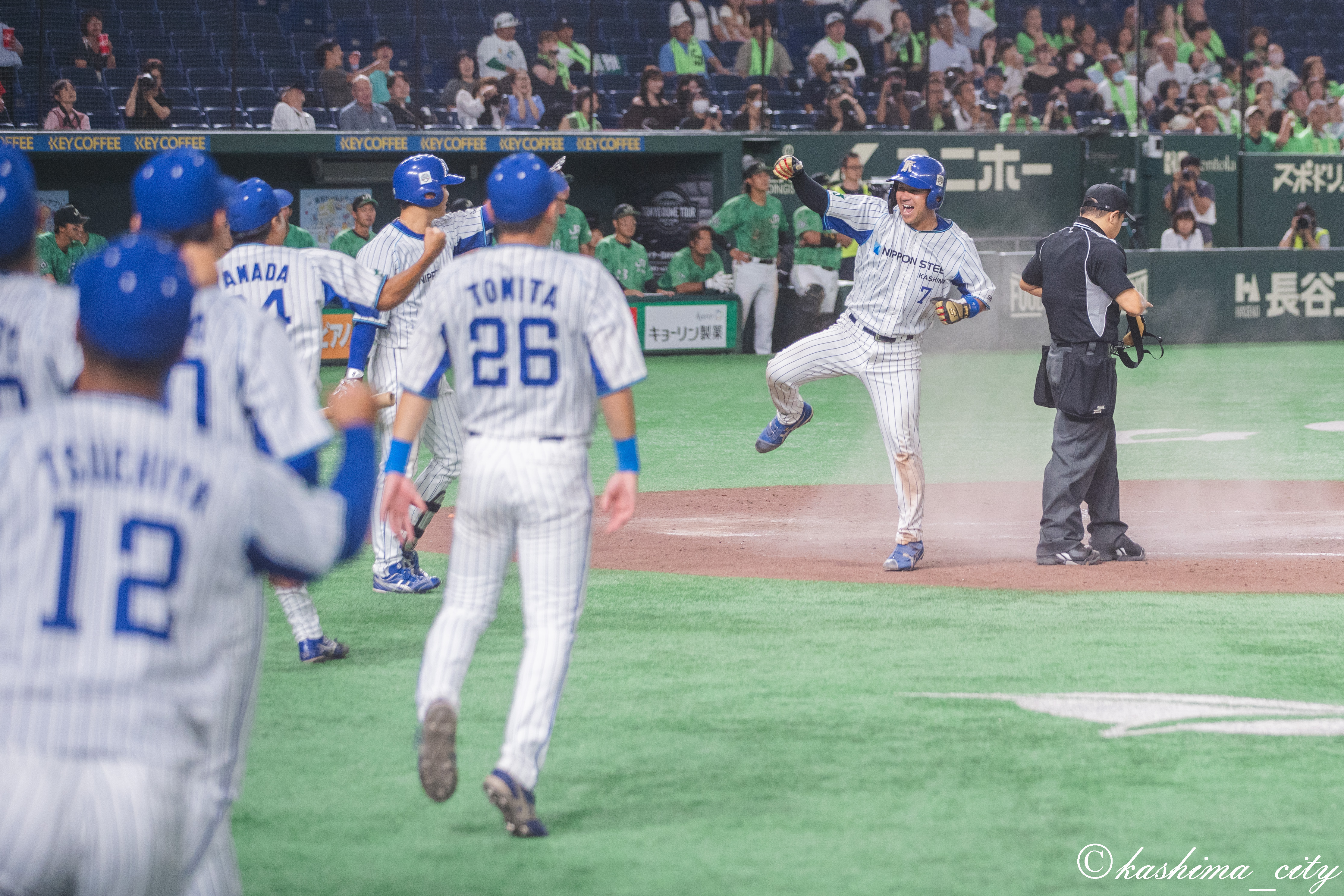 1回戦　延長10回で勝利の瞬間に喜びを爆発させる選手たち