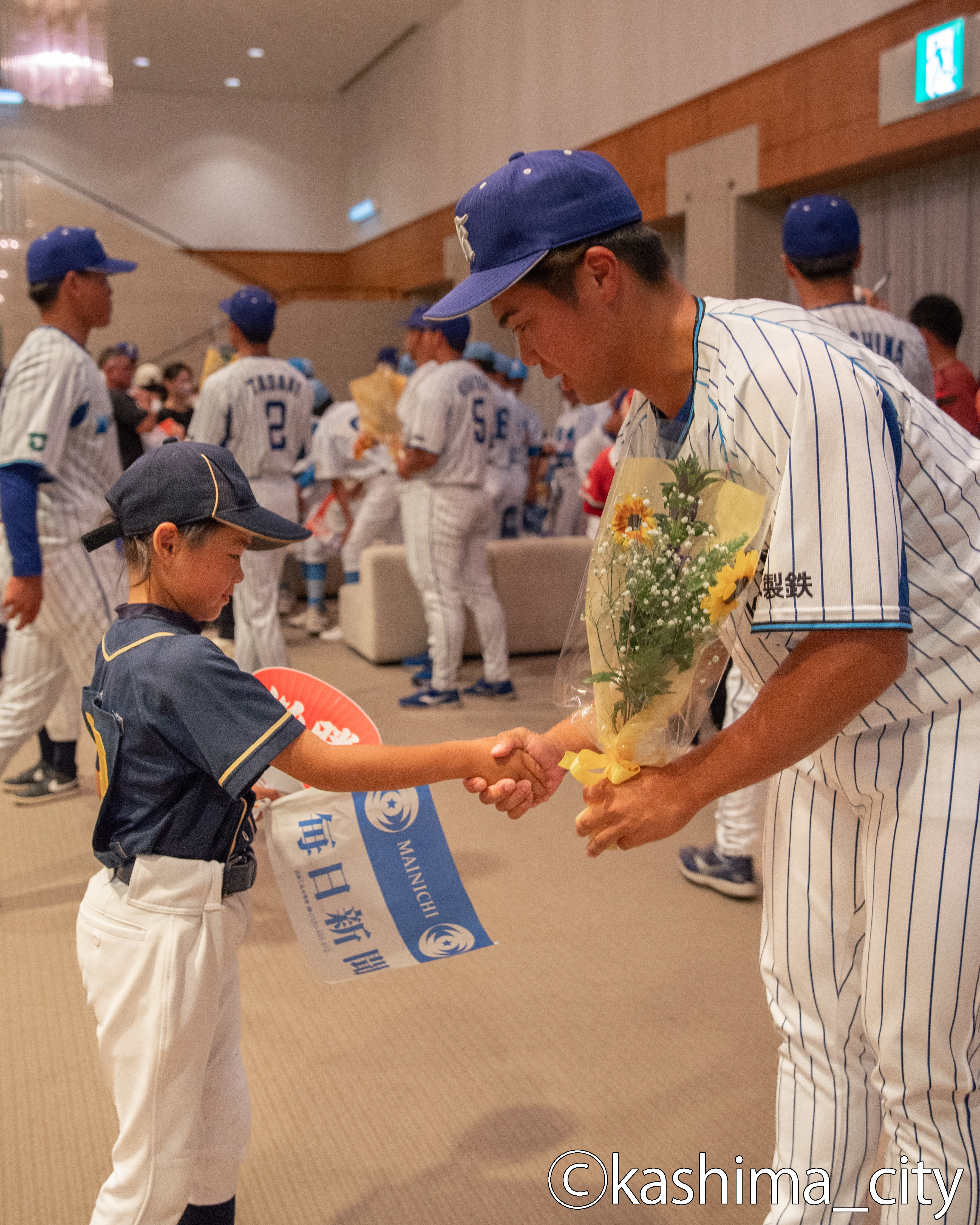 選手と握手する少女