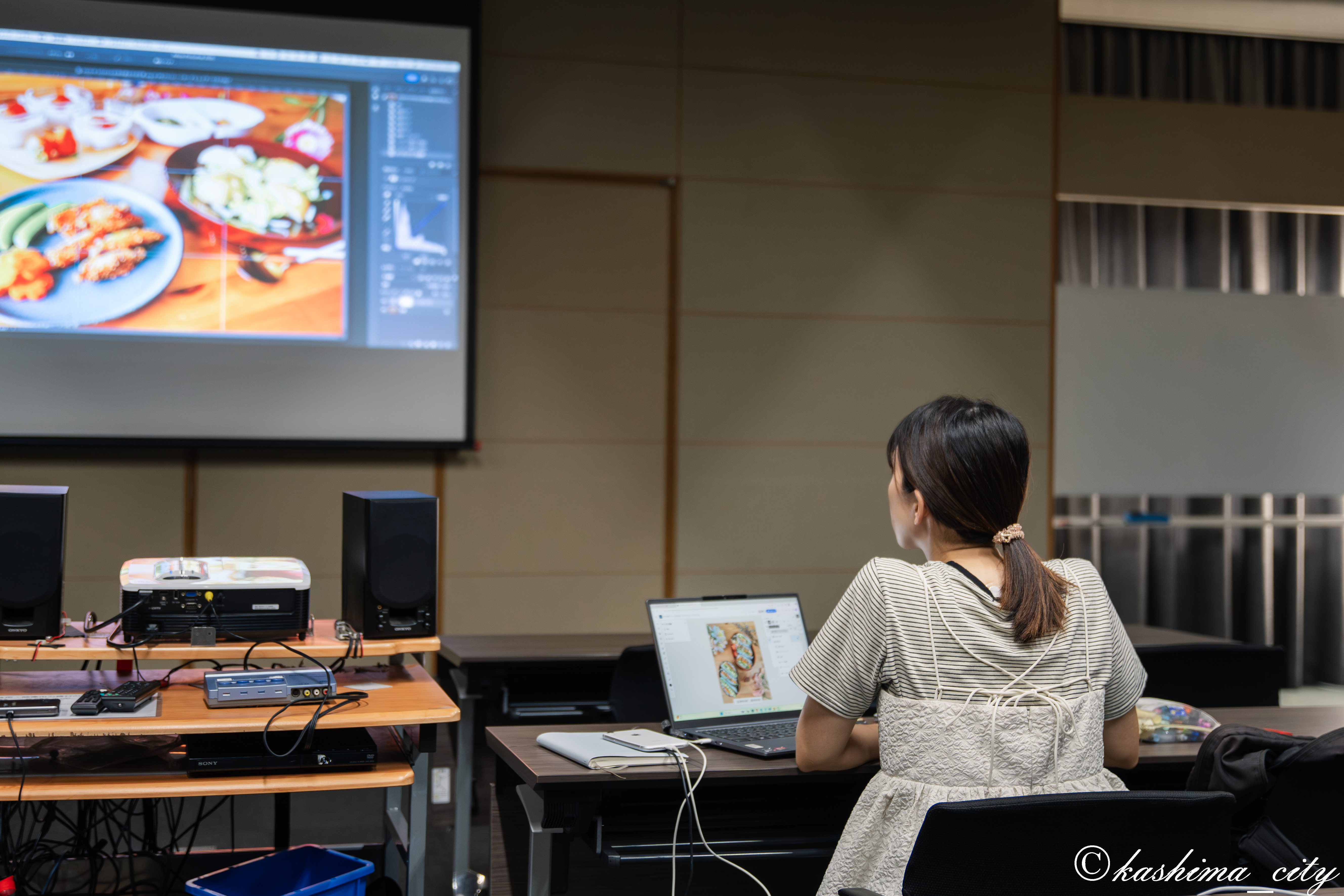 写真編集ソフトで操作する受講者