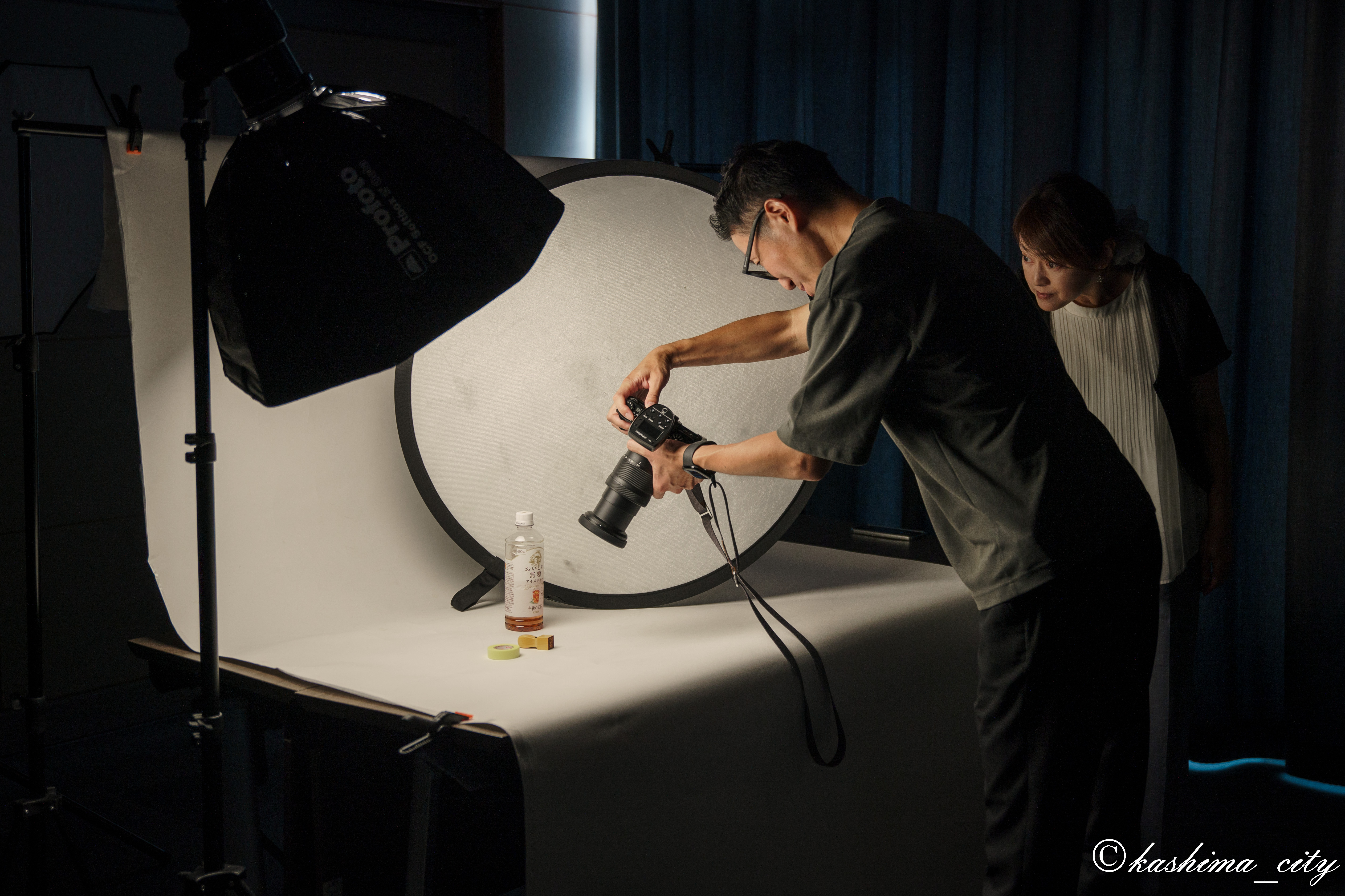 撮影の見本を見せる講師の様子