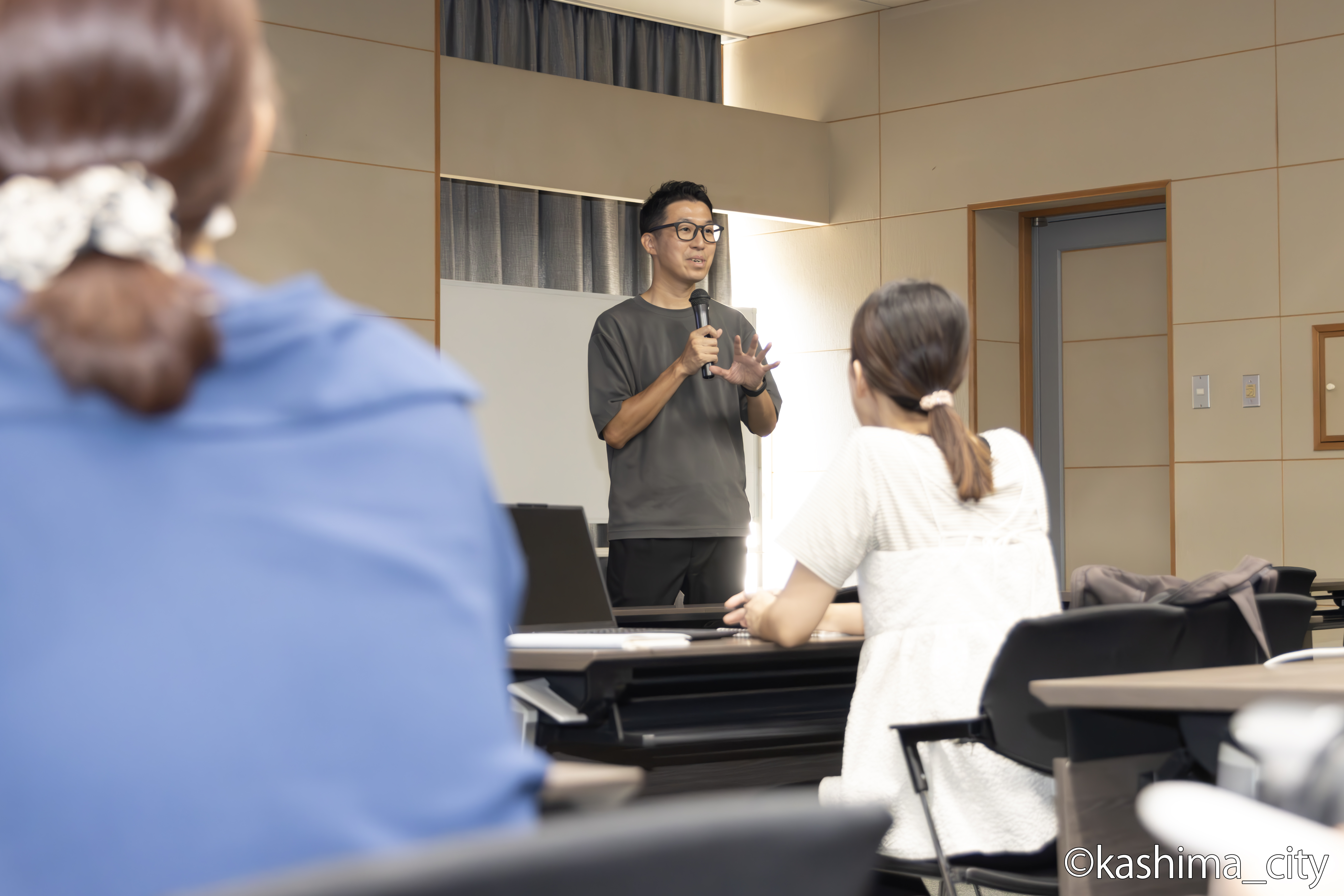 話をする講師の様子