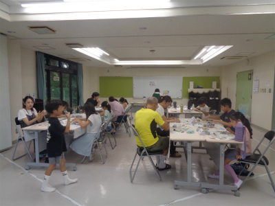 みんなで作業が続きます