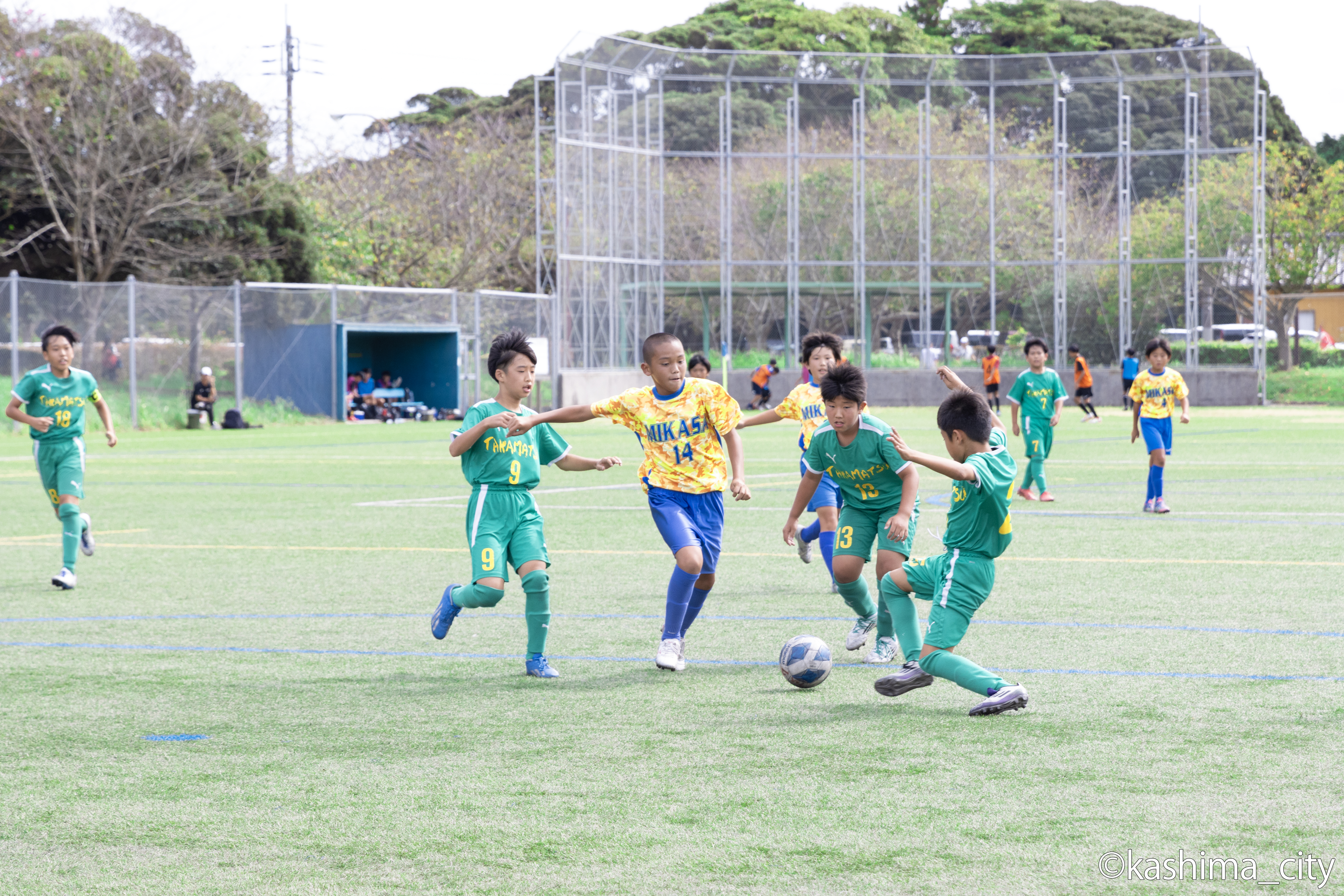 小学生の部決勝3人のディフェンスに囲まれる