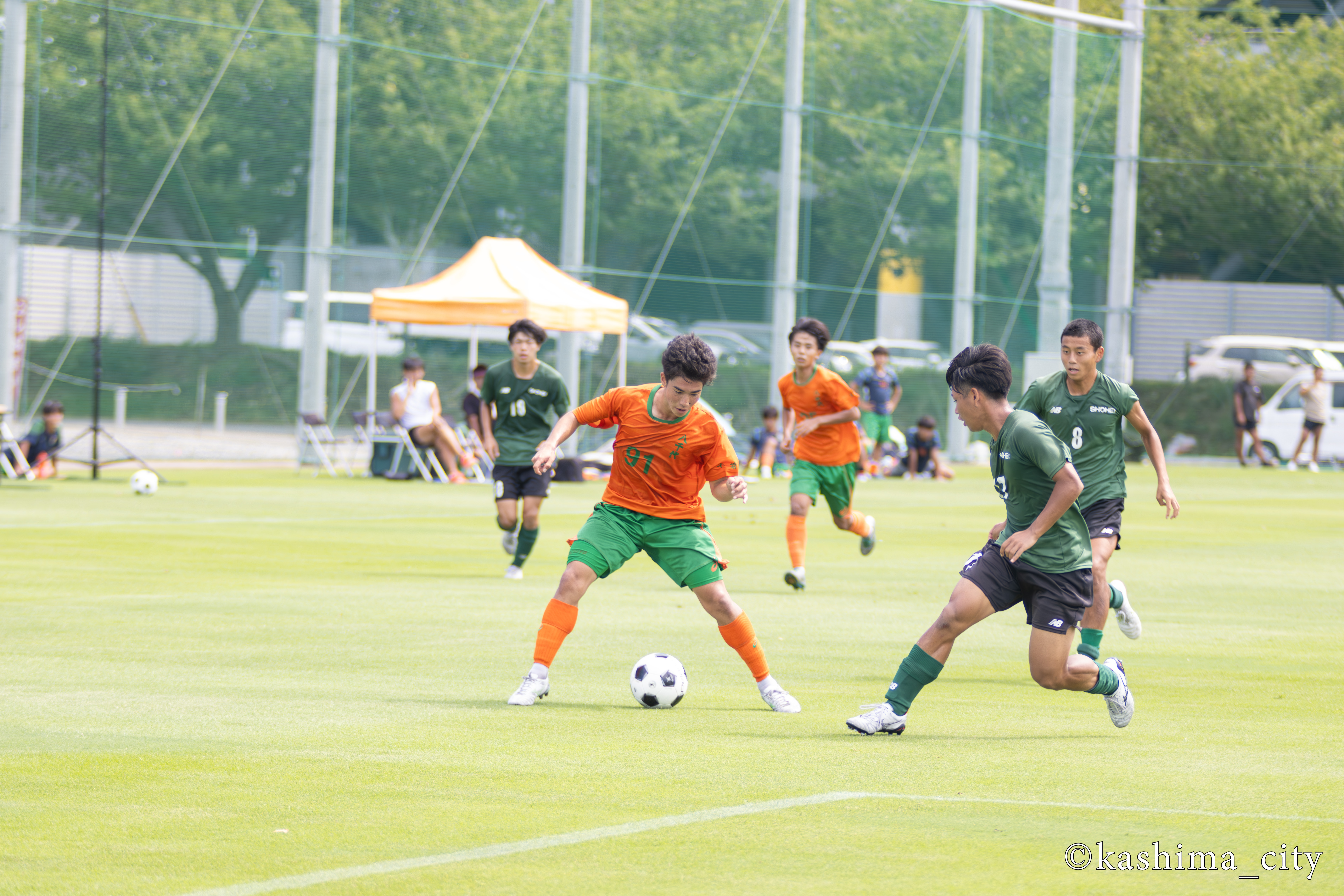 ボールをキープする八千代高校の選手