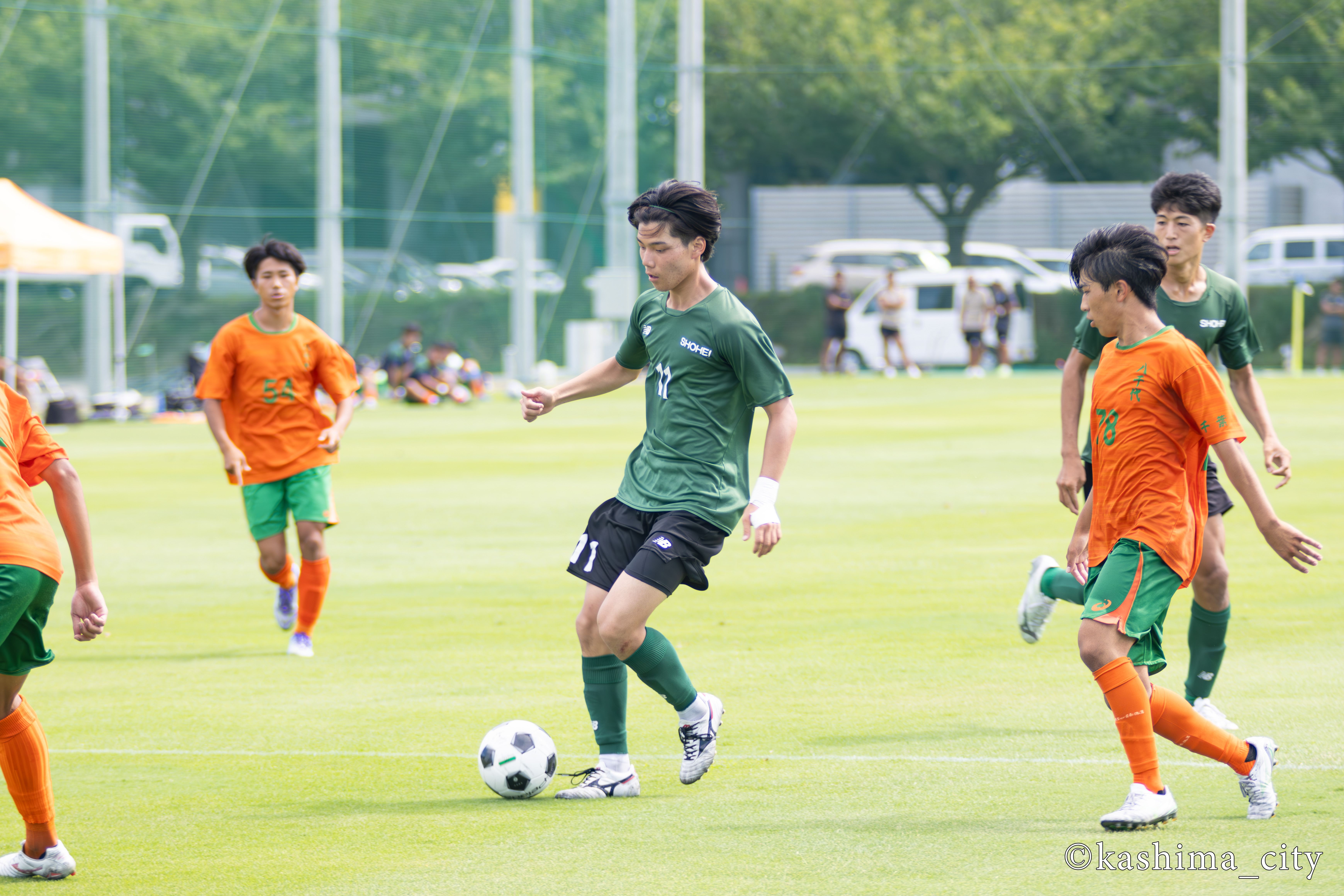 ボールをキープする昌平高校の選手