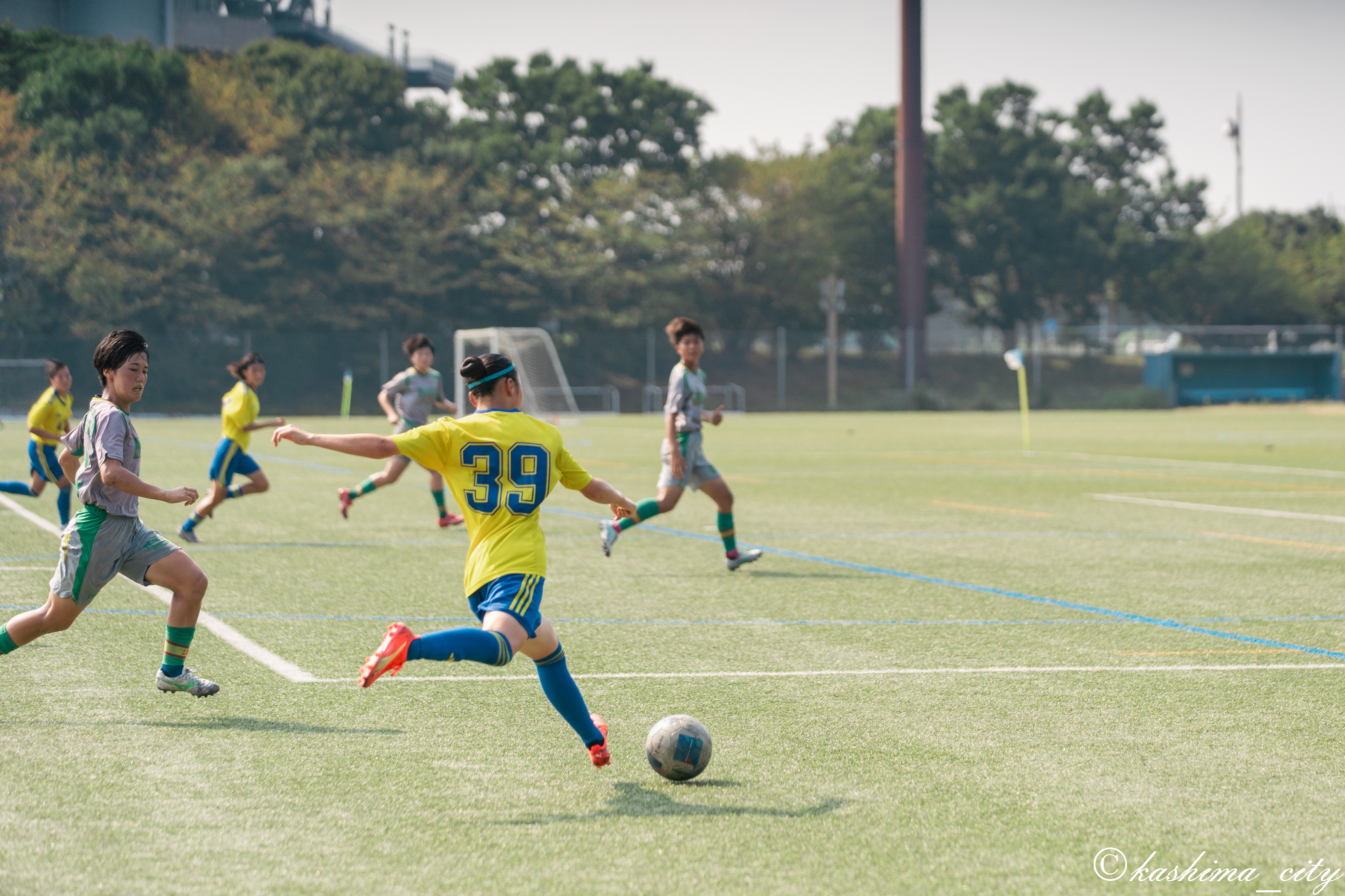 ボールを蹴る鹿島学園の選手