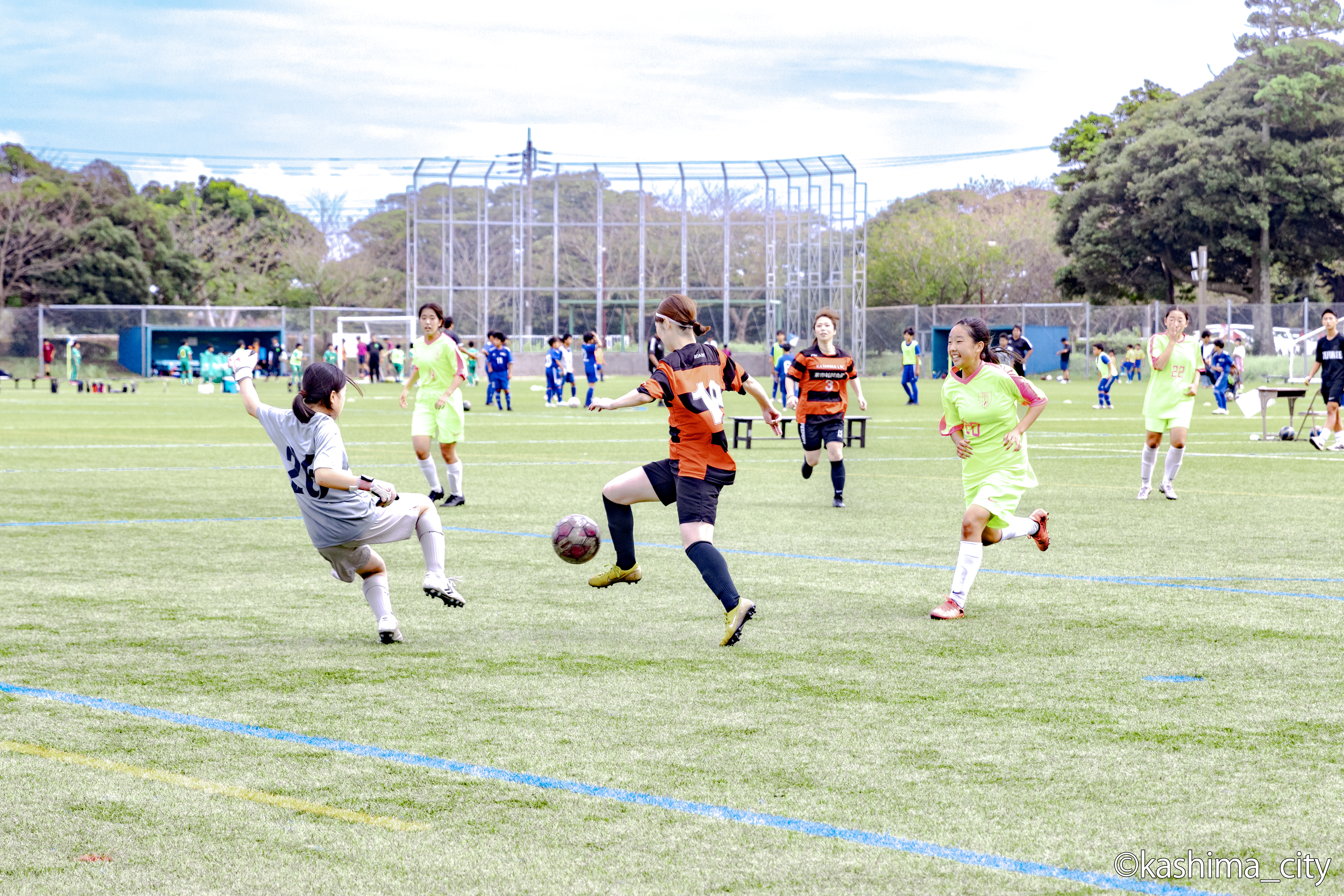 レディースの部３位決定戦でシュートを止めに行くキーパー