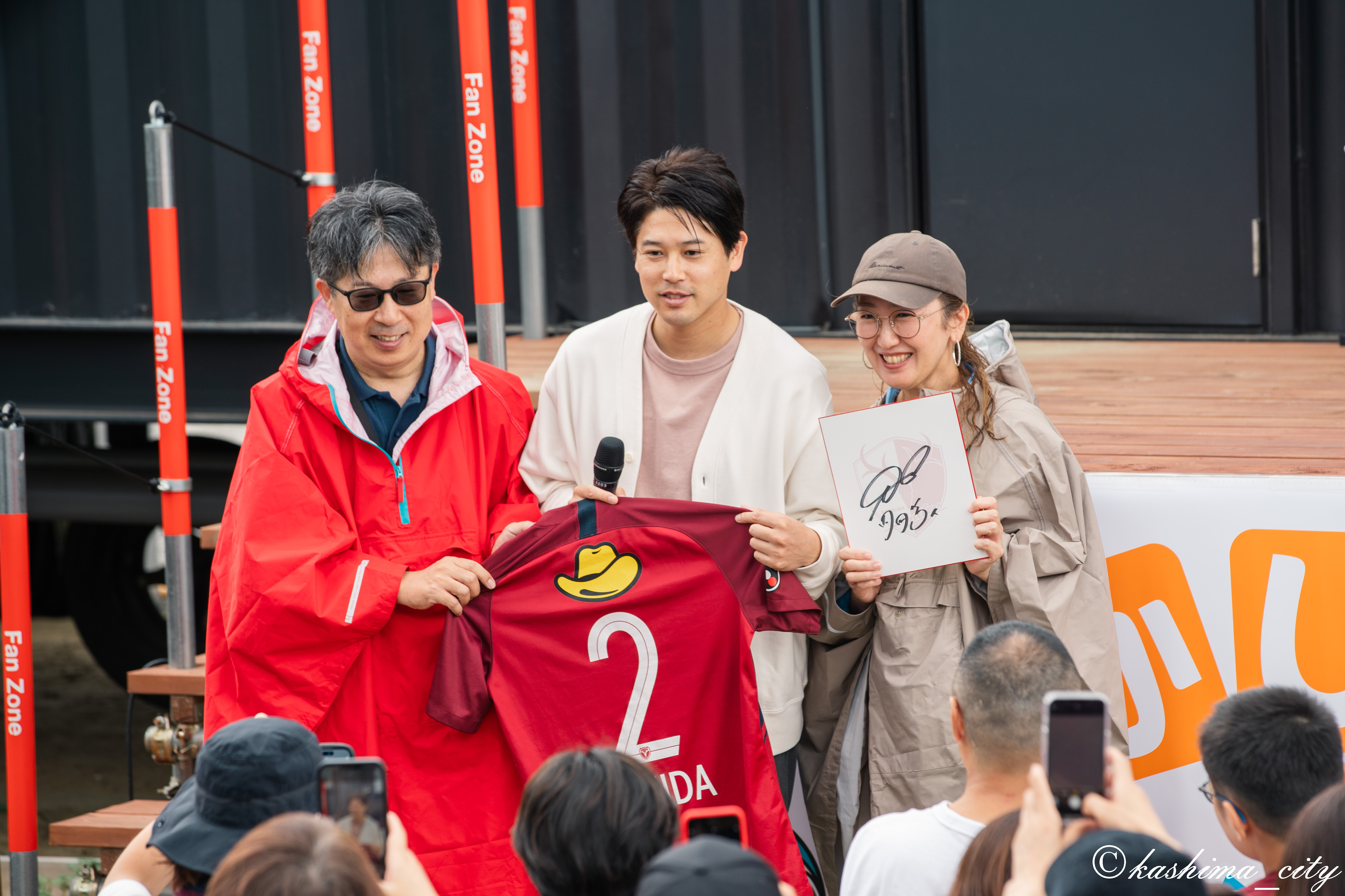 サインの抽選に当たった方と記念撮影する内田さん