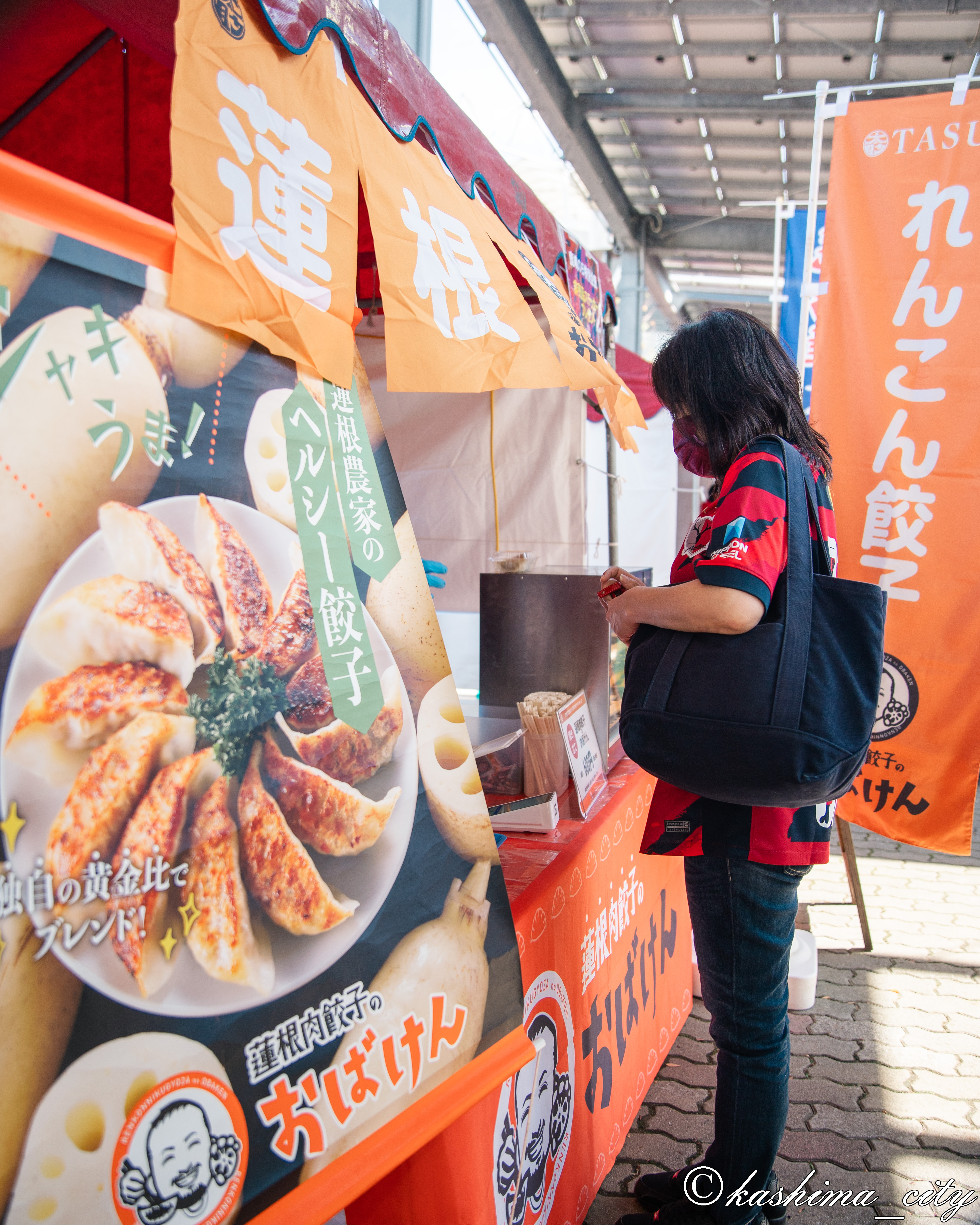 蓮根餃子を購入する人