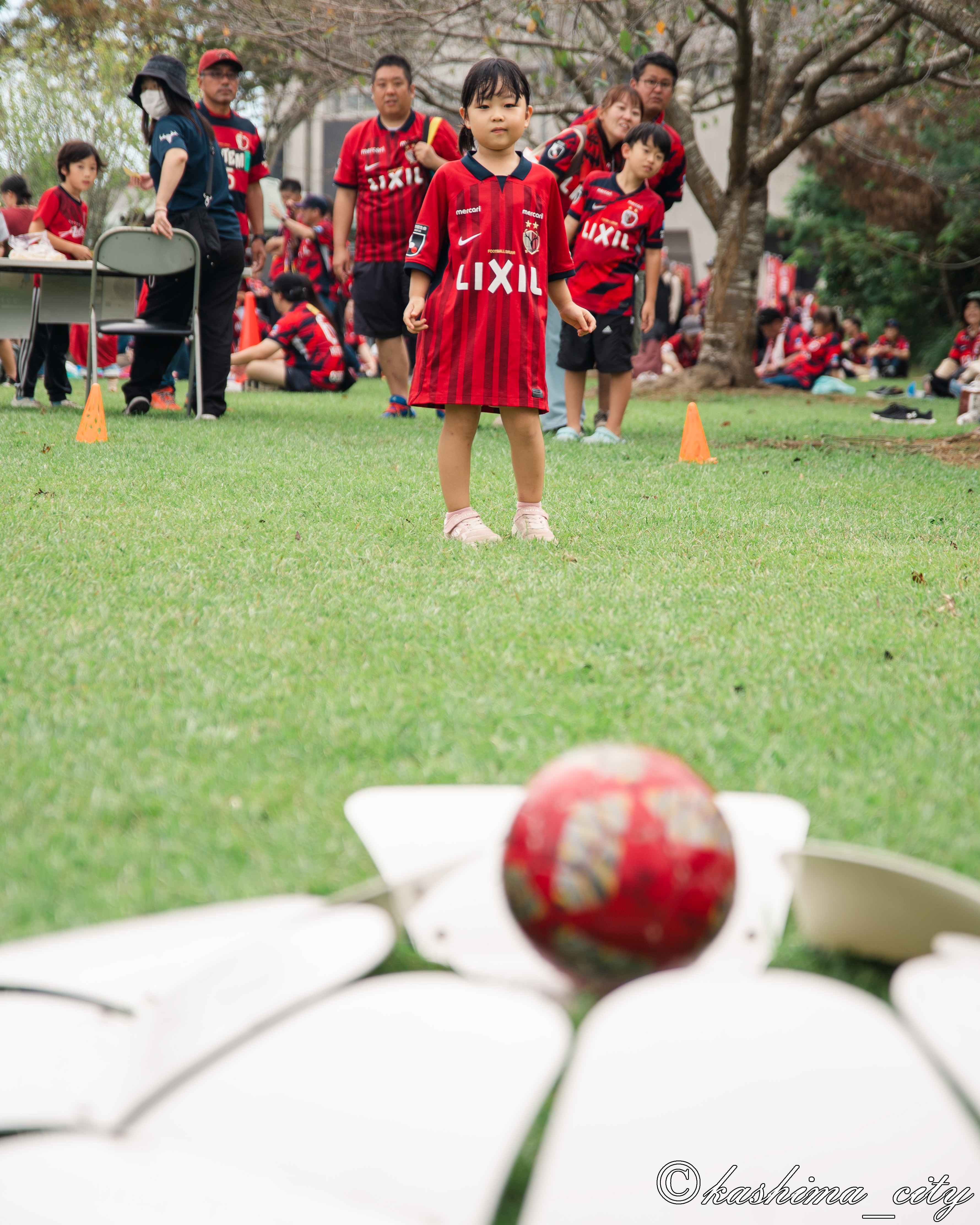 フットゴルフをする少女