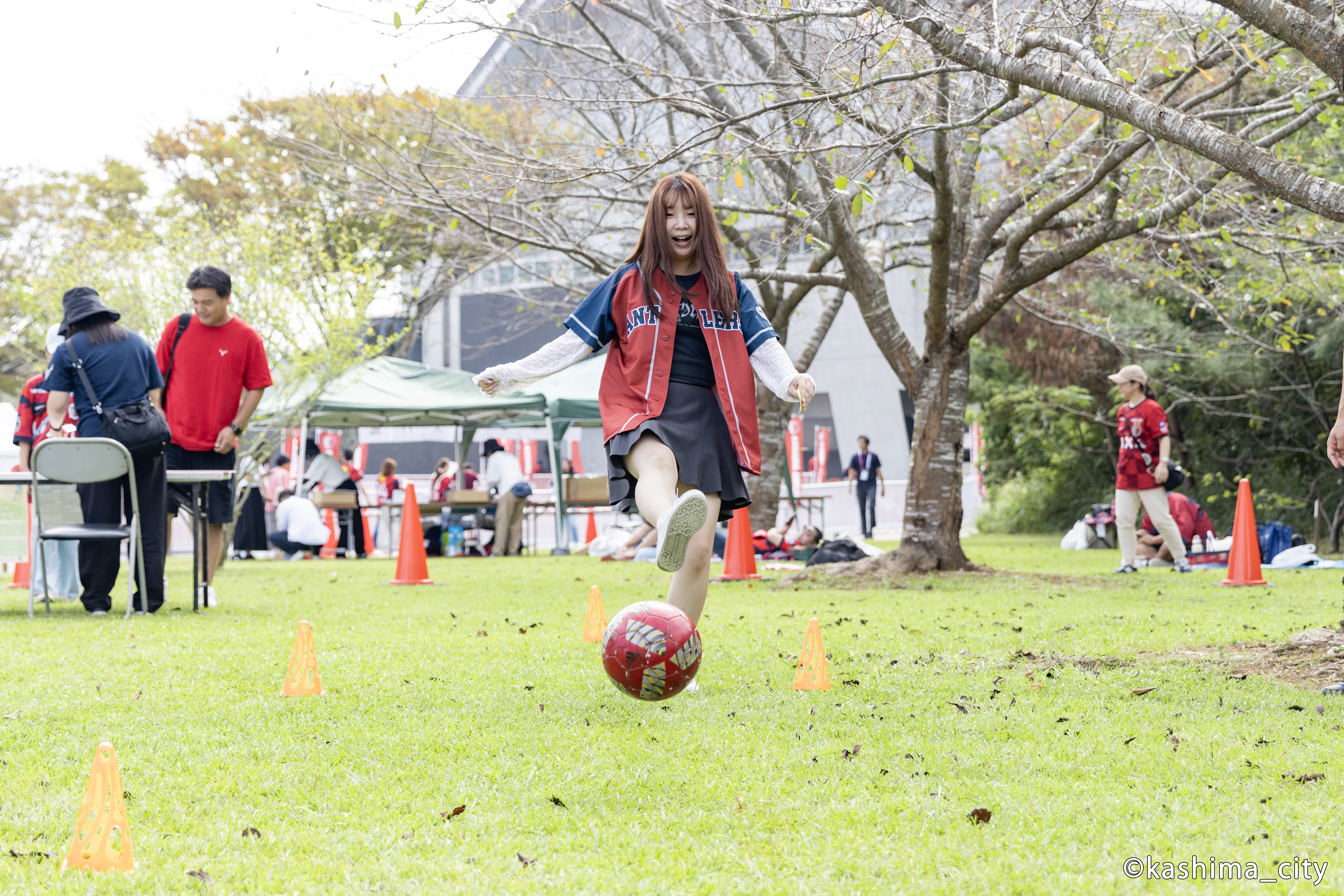 フットゴルフをする女性
