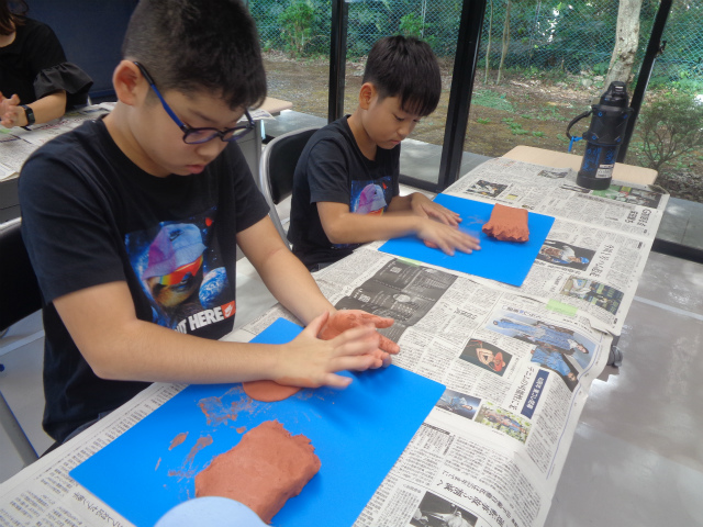 土器の底を作る子ども