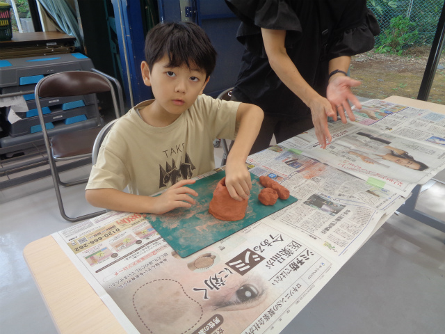 土器を形作る子ども