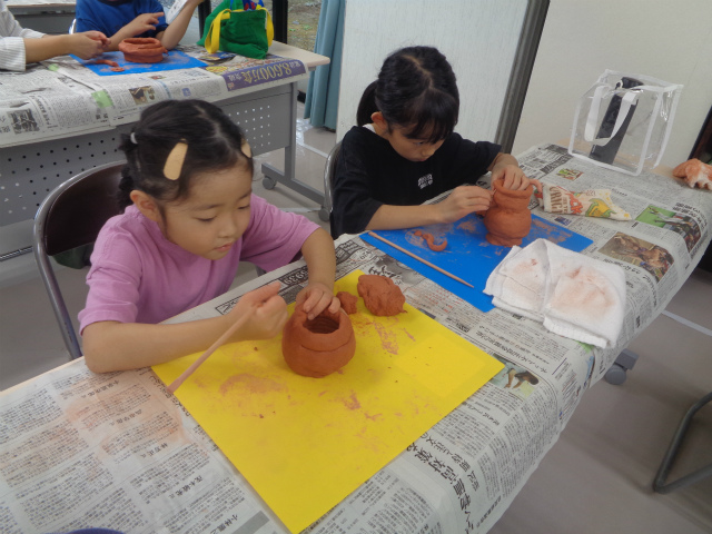 土器に模様を付ける子ども