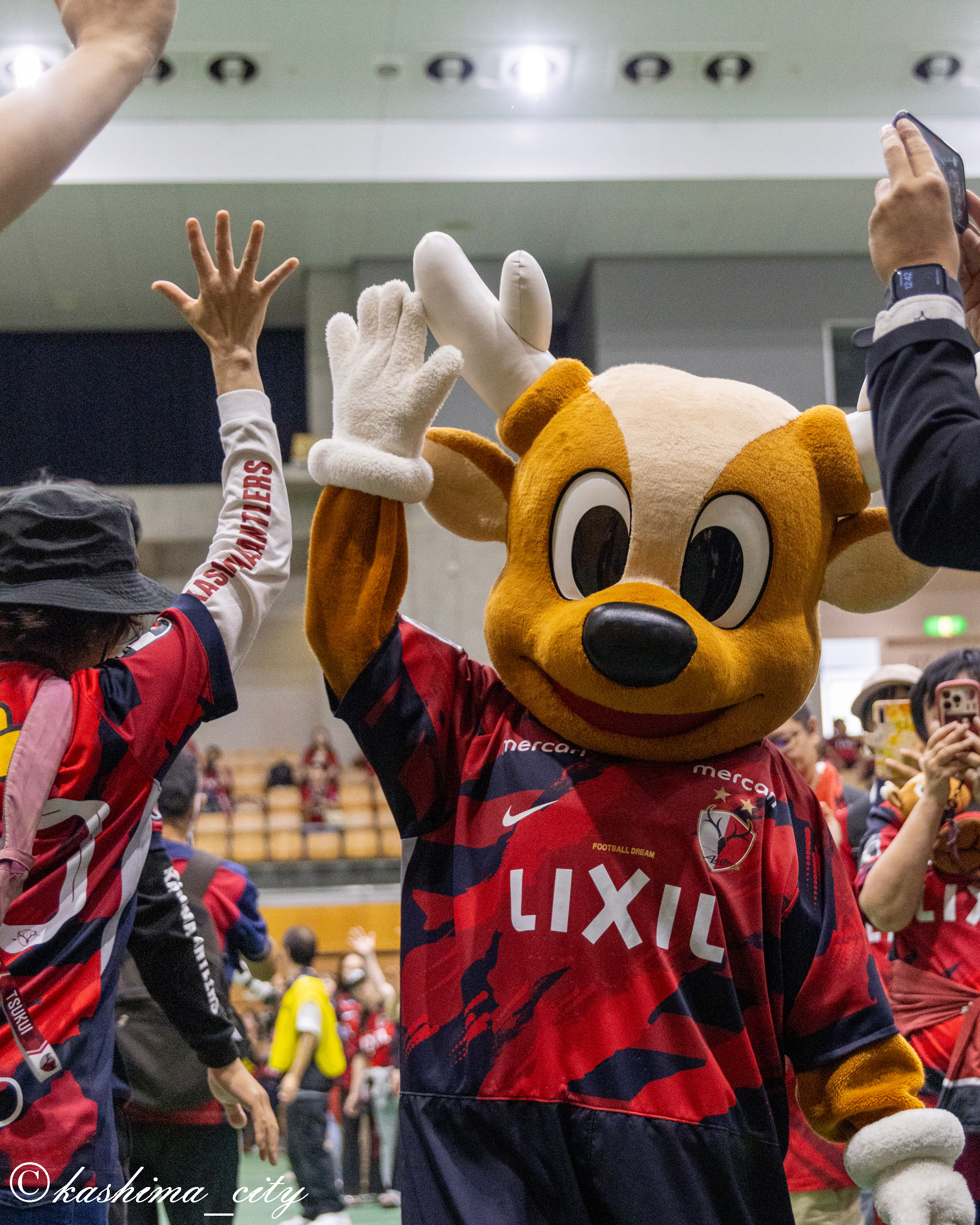 ハイタッチするアントン