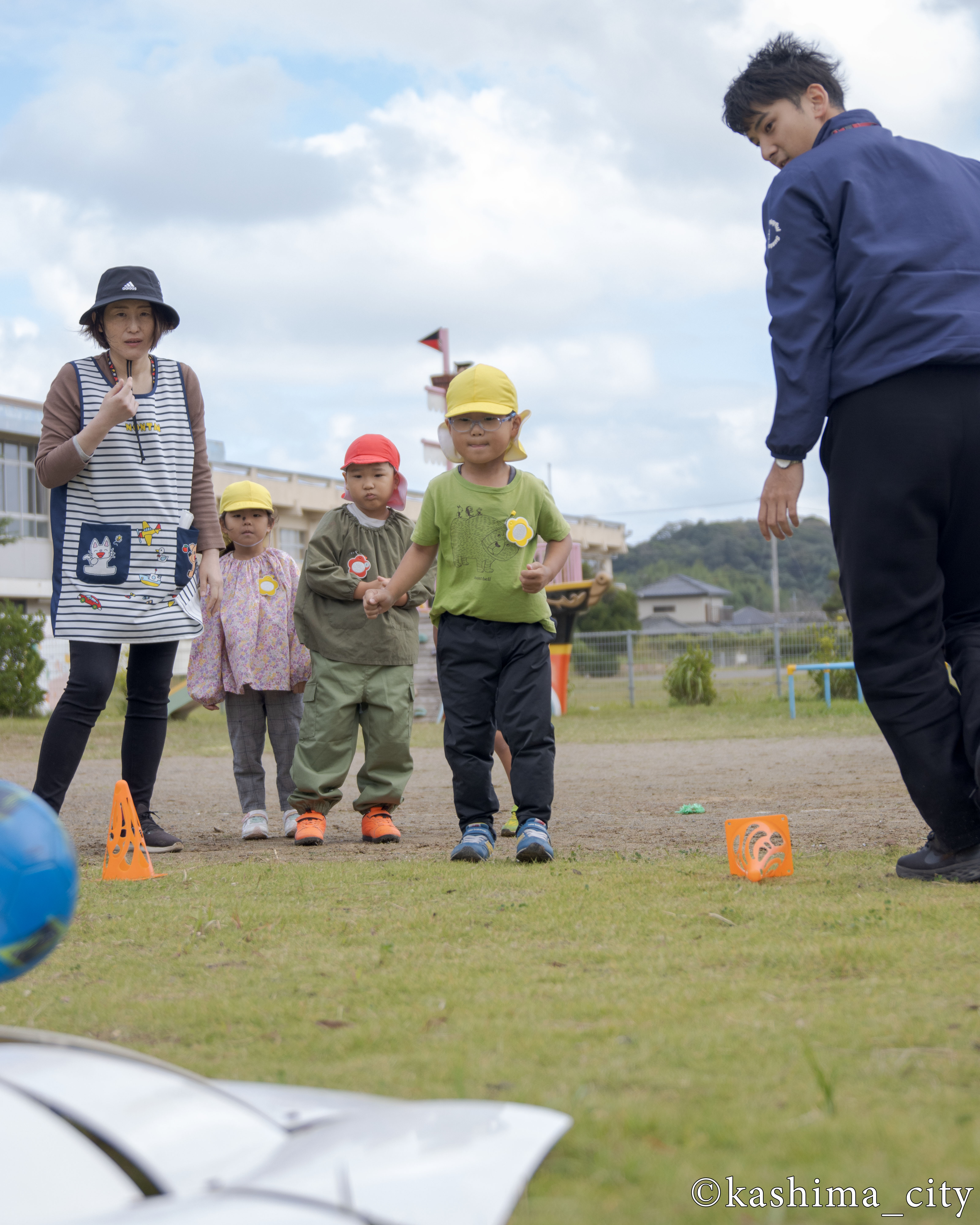 フットゴルフをする男子園児