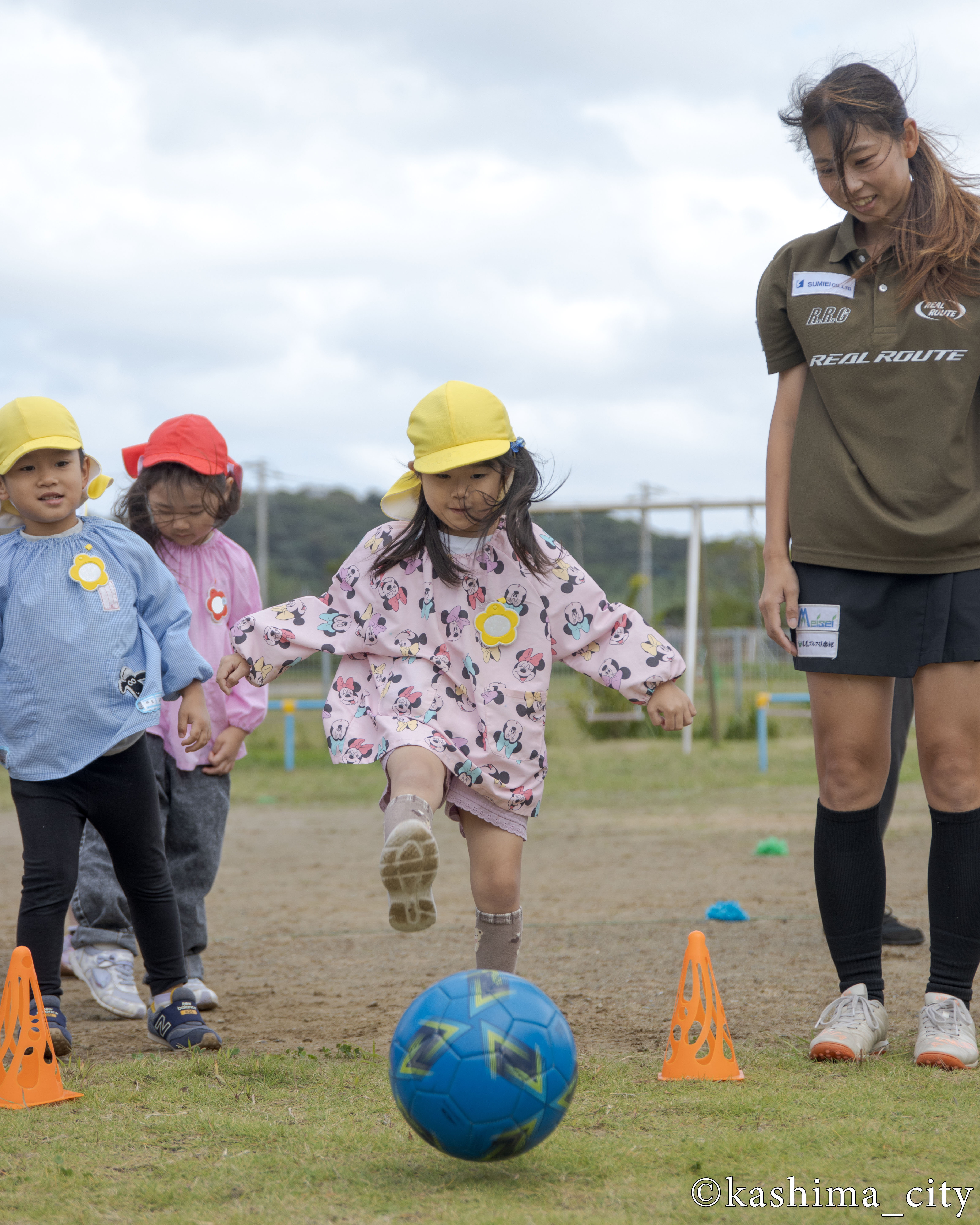 フットゴルフをする女子園児②