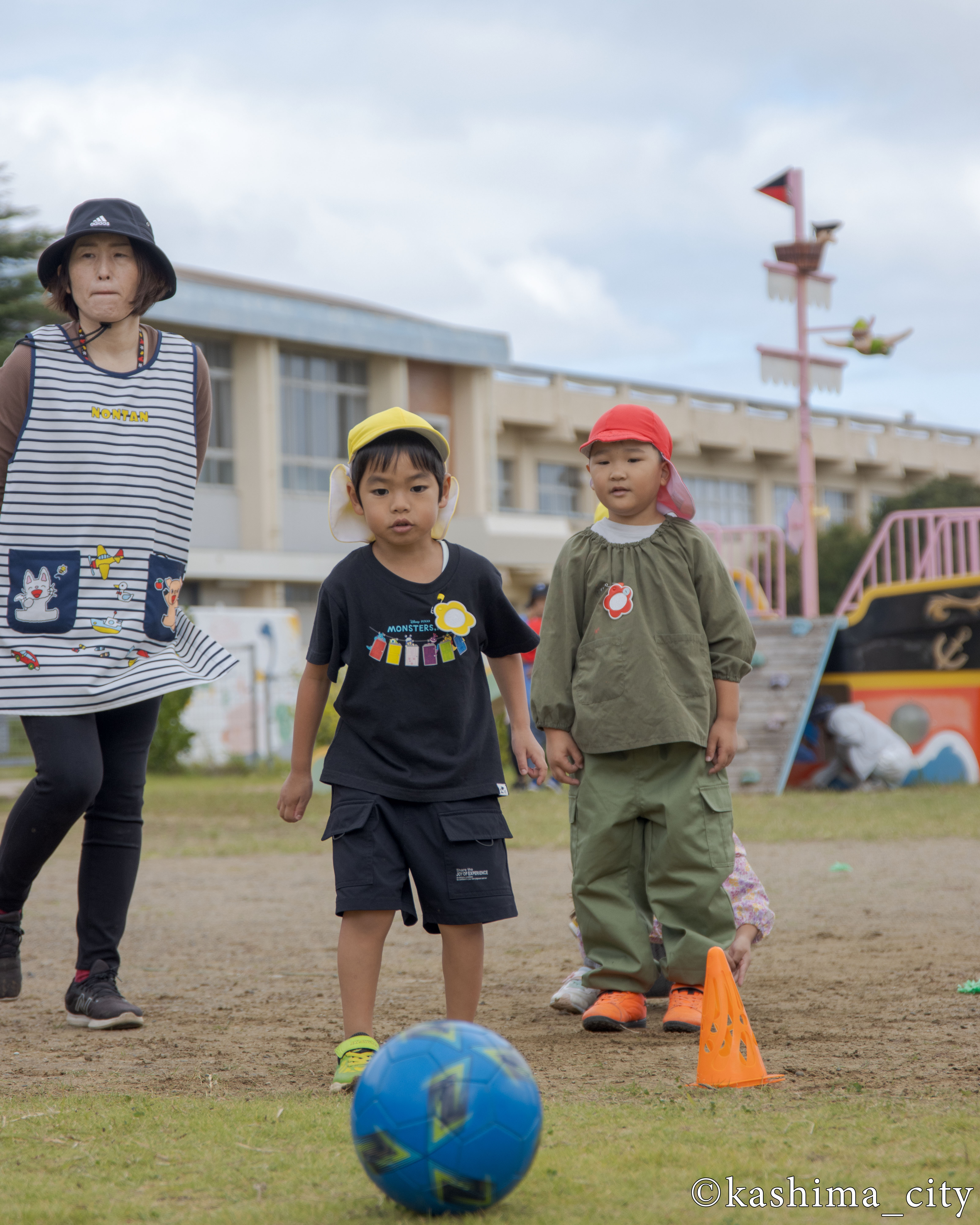 フットゴルフをする男子園児②
